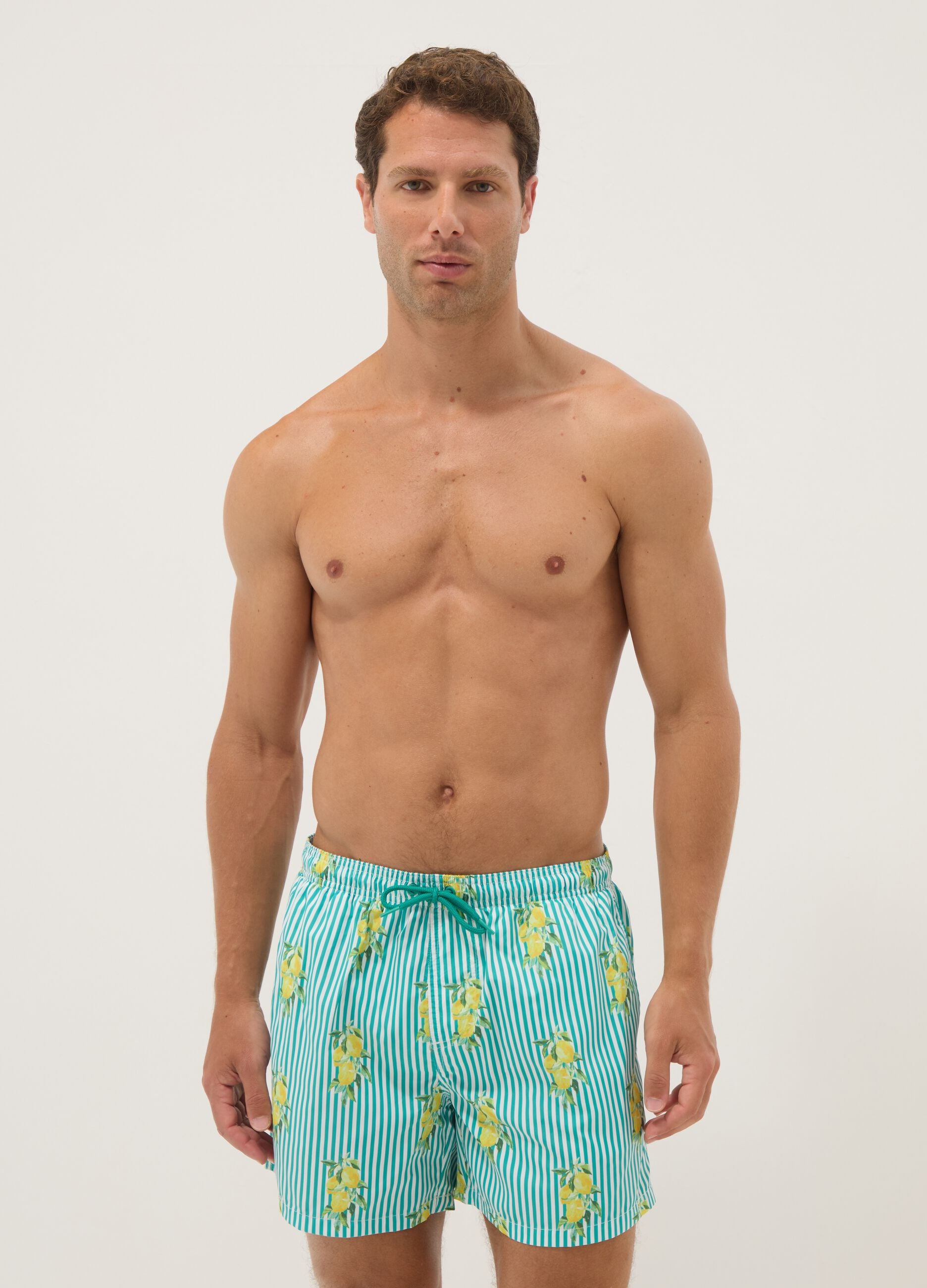 Blaue gestreifte Badeshorts mit Zitronen-Print