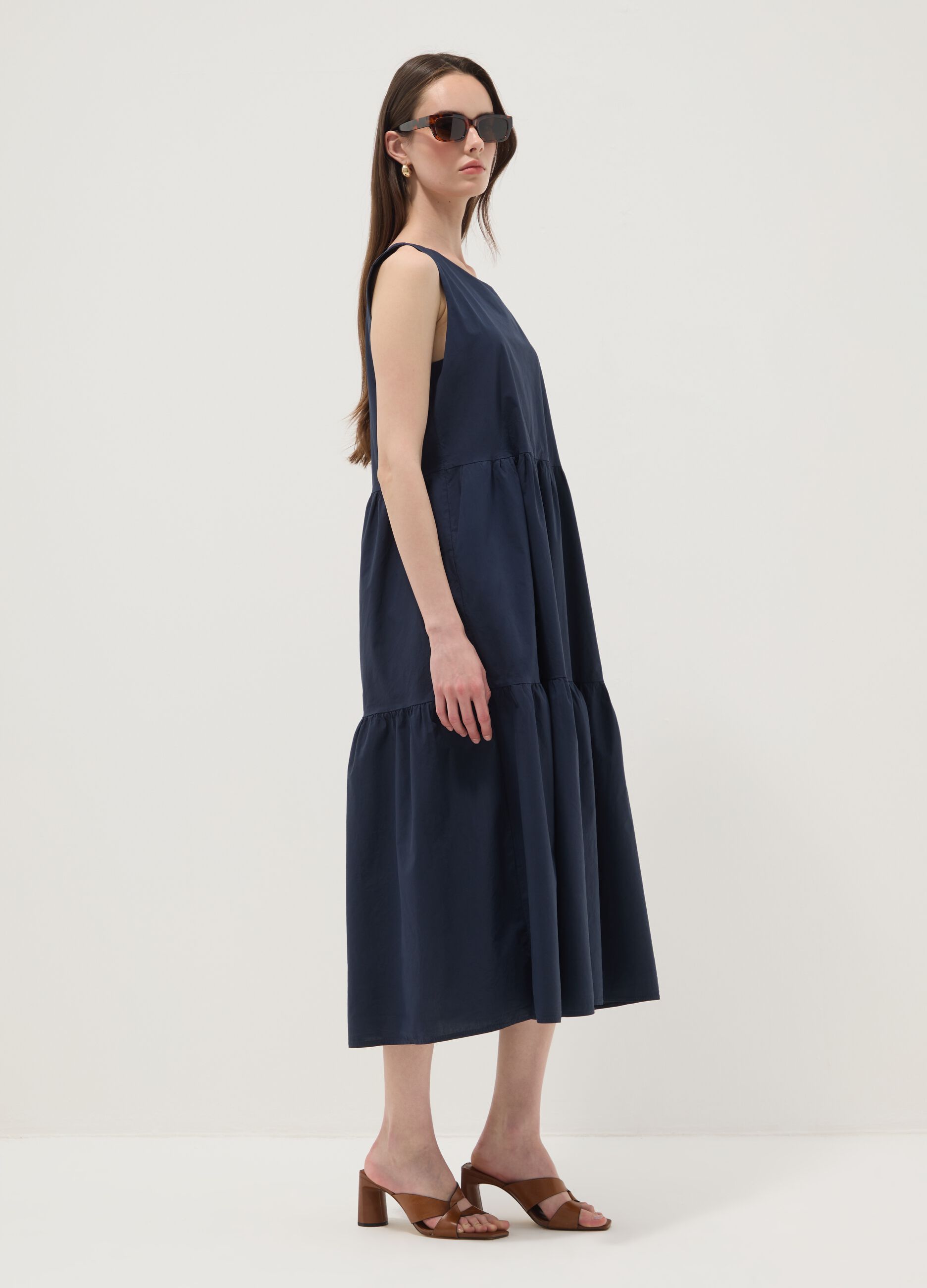 Vestido azul sem mangas em algod&atilde;o puro com folhos, corte regular