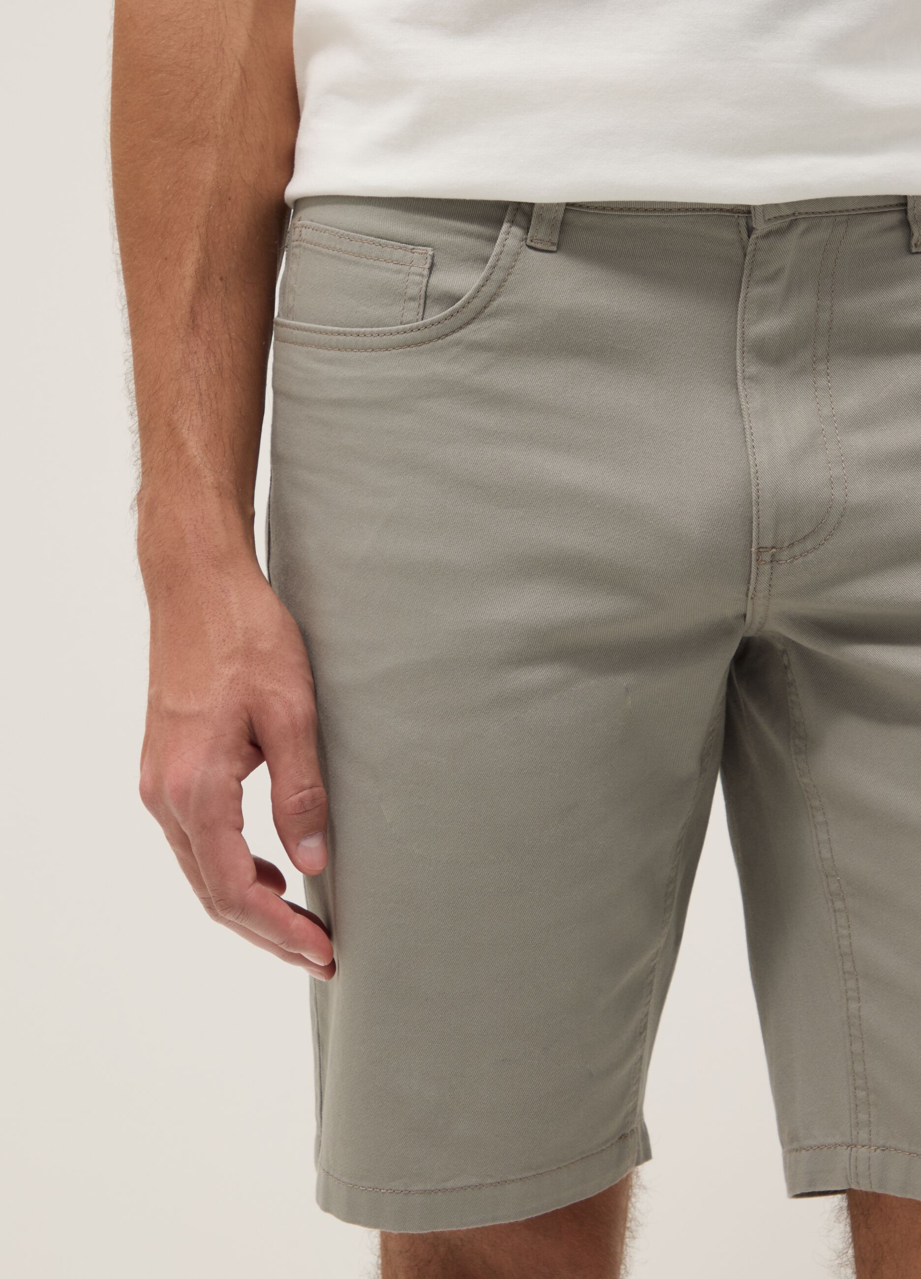 Graue Shorts aus reiner Baumwolle