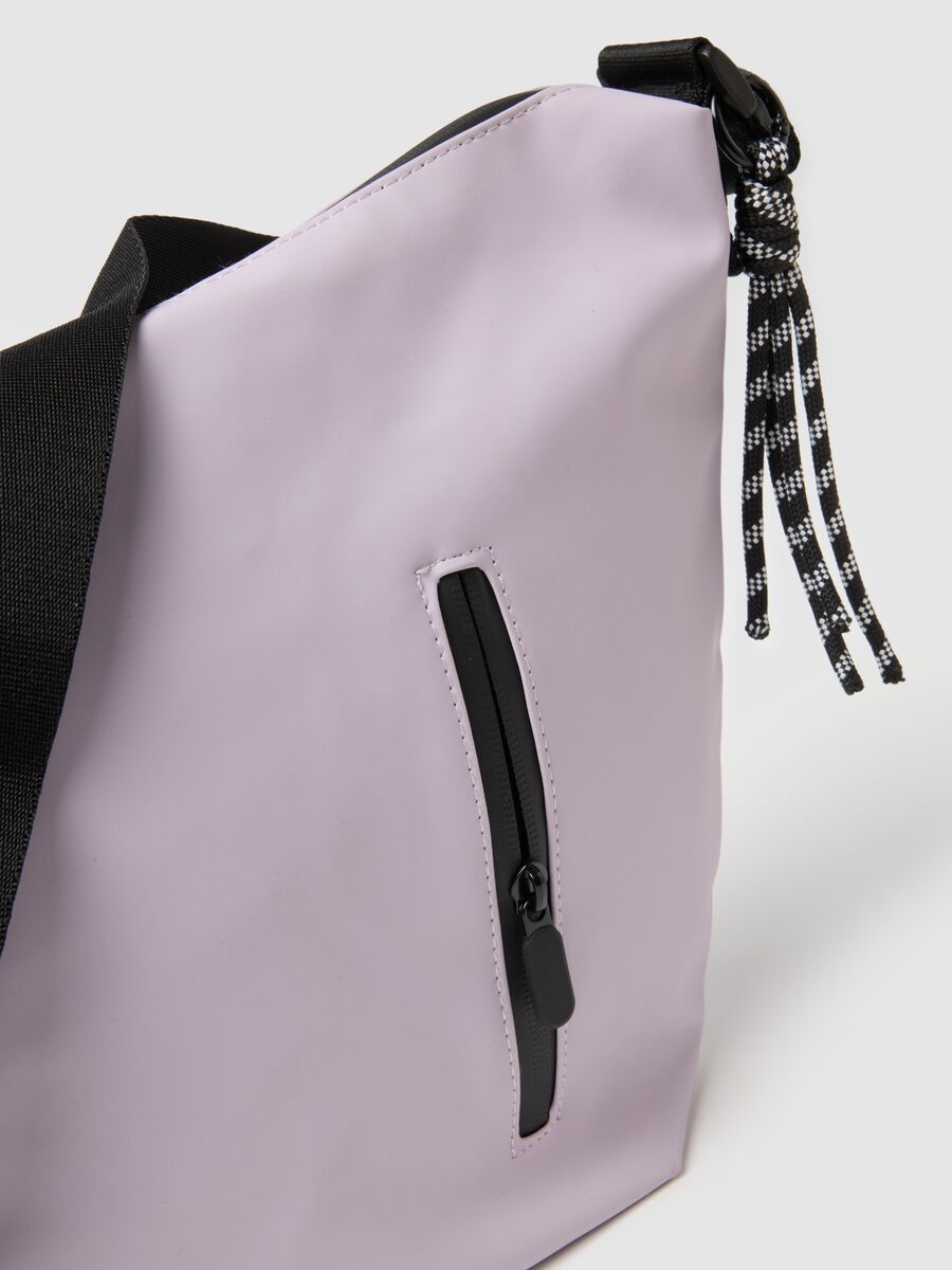 Bolso Morado con Correa Ajustable_2