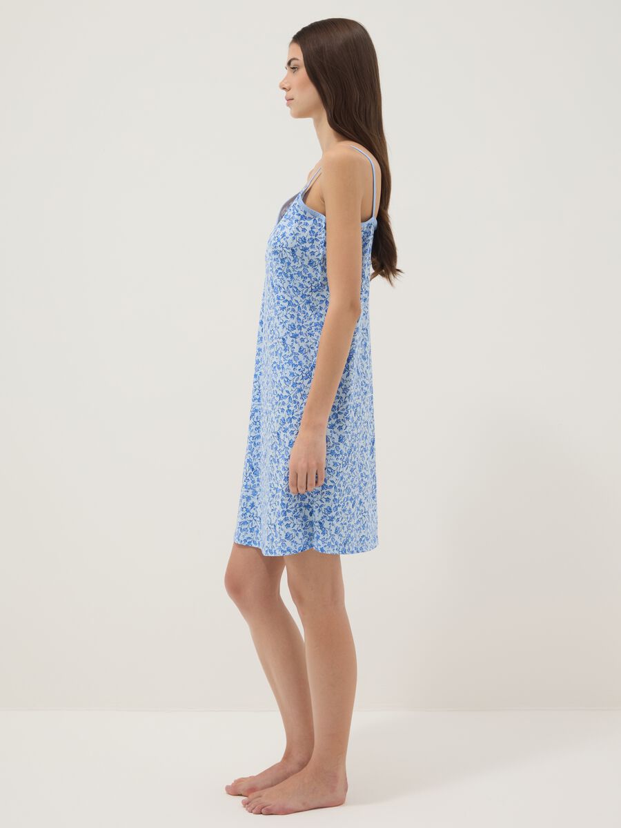 Camis&oacute;n azul claro de algod&oacute;n org&aacute;nico con estampado floral_1