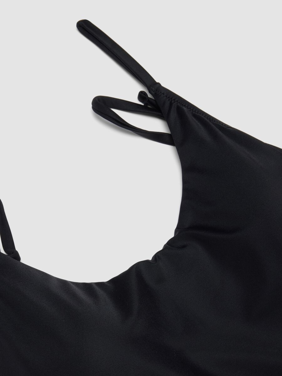 Schwarzer enganliegender Badeanzug_5