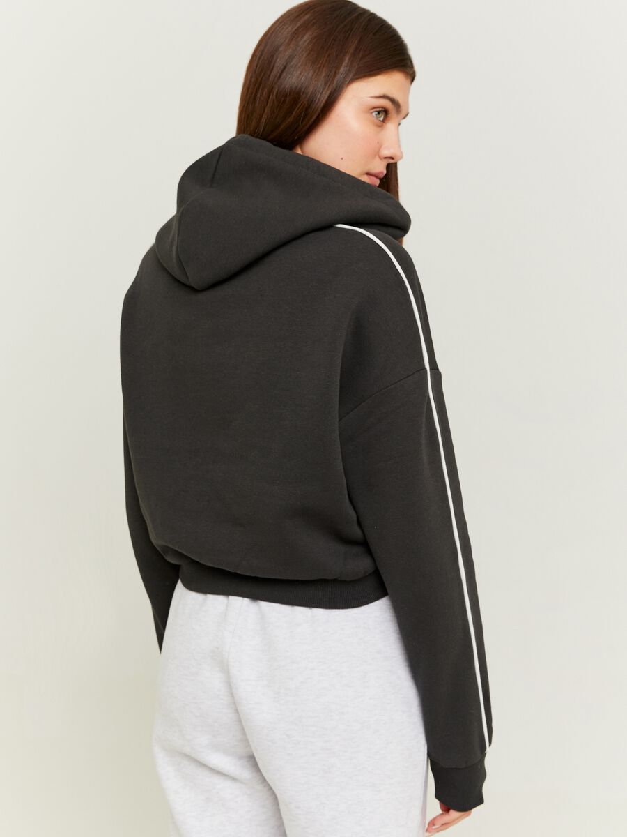 Crop sweatshirt with hood and print_2