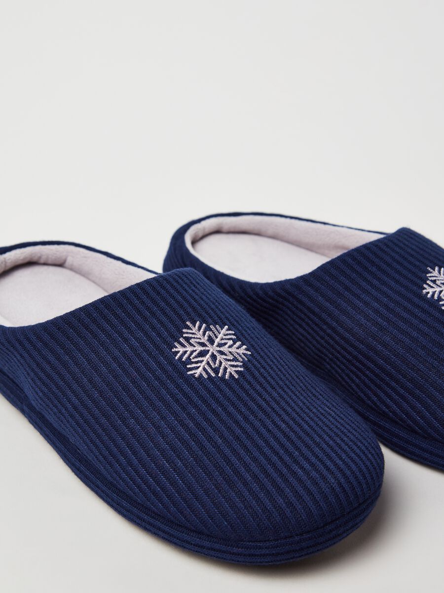 Ribbed slippers with snowflake embroidery_1