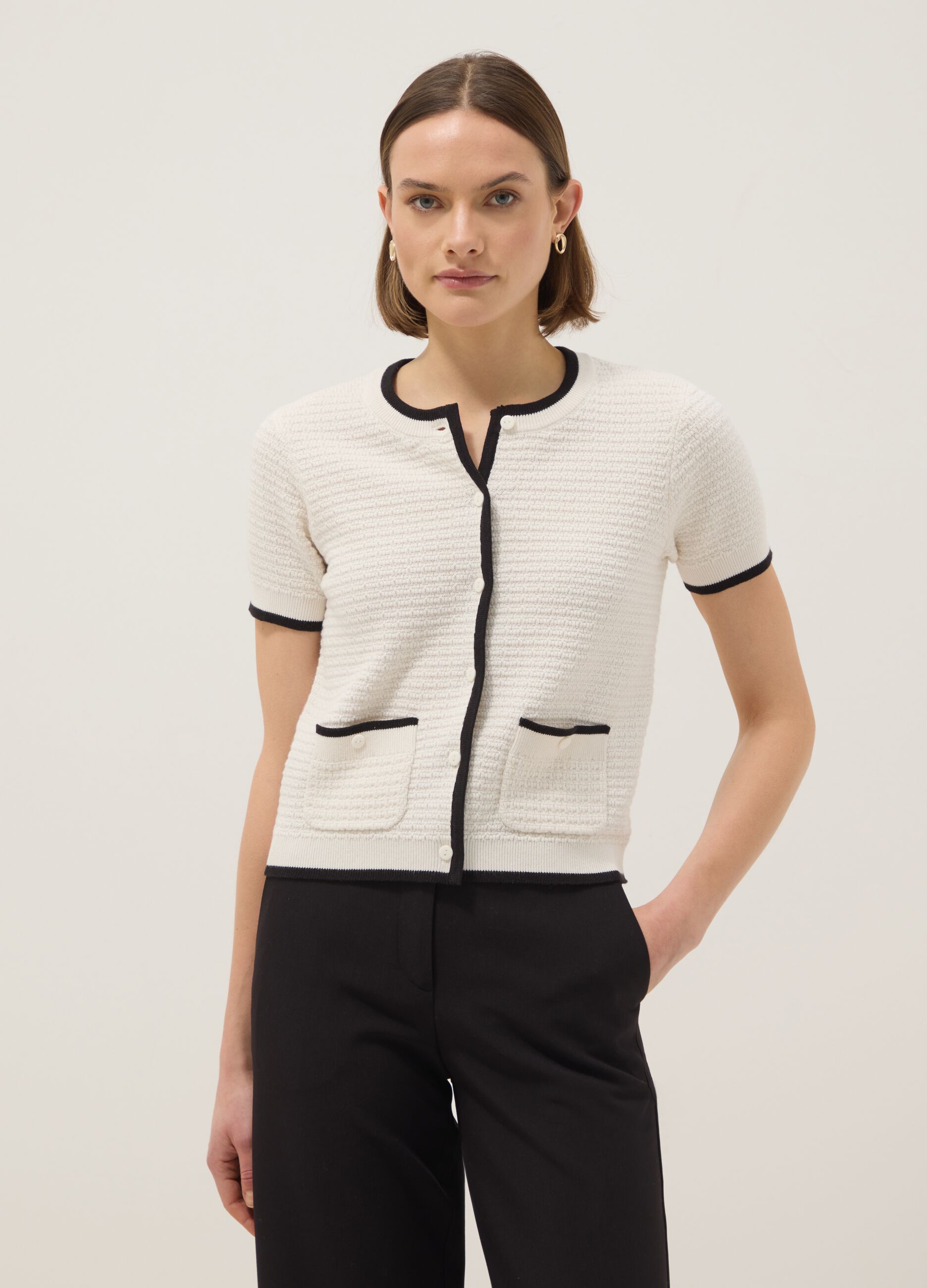 Cardigan branco em algod&atilde;o puro corte regular com bot&otilde;es