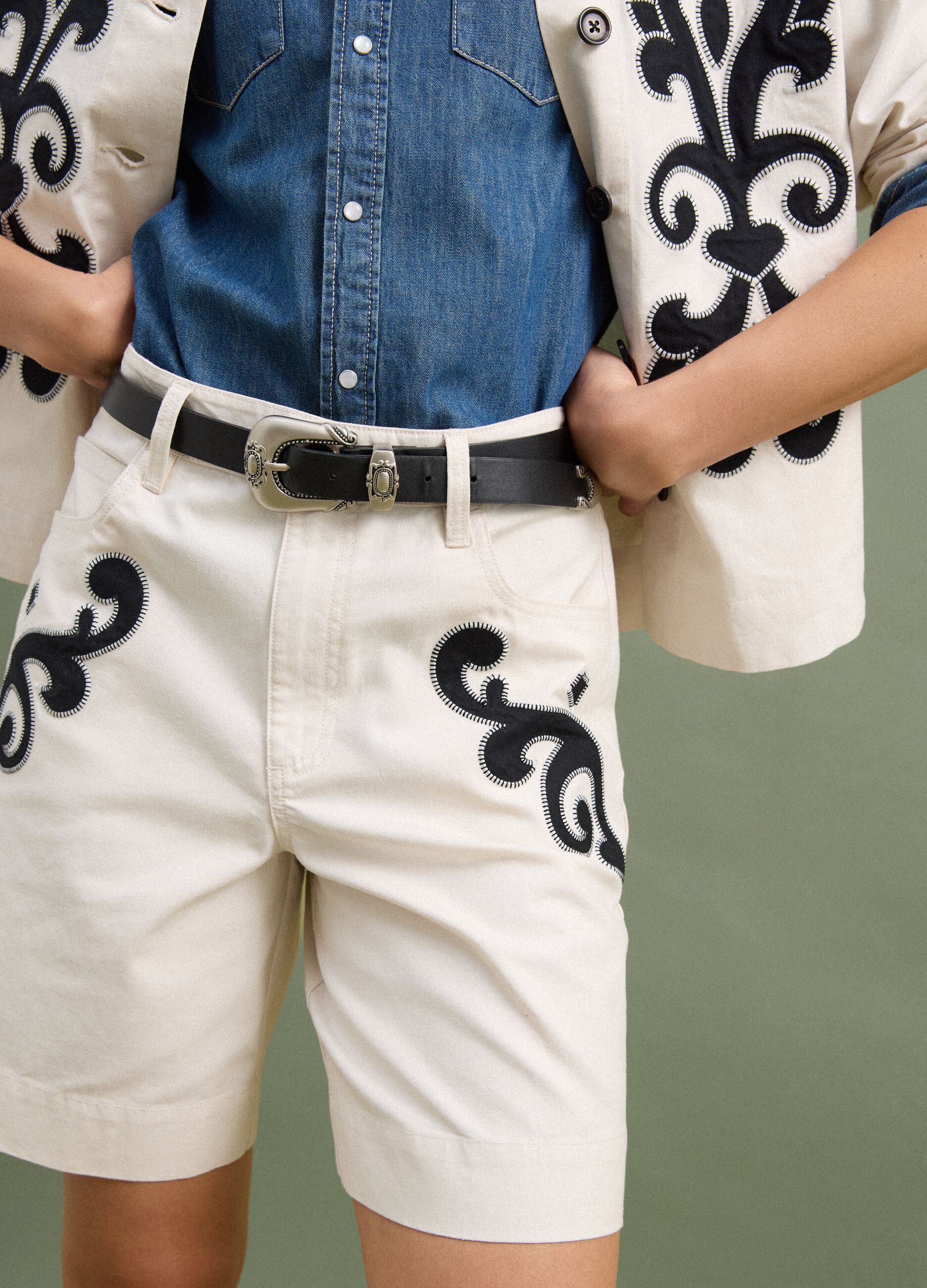 White linen-lyocell blend shorts with contrasting embroidery, regular fit
