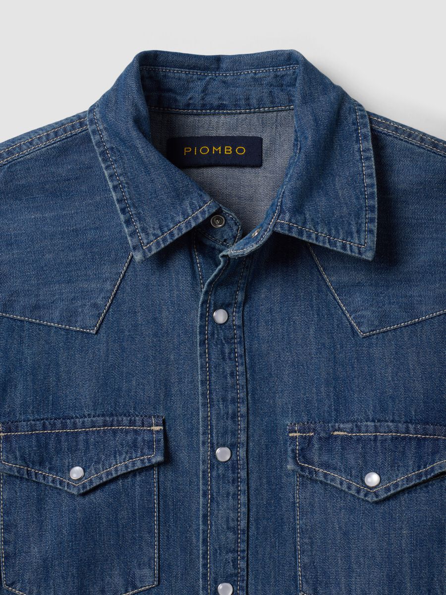 Camisa azul em ganga de algod&atilde;o puro, corte regular_2