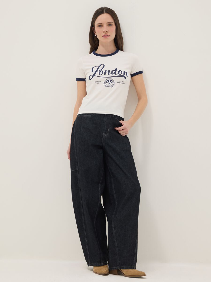 Wei&szlig;e T-Shirt aus elastischer Baumwolle im Regular Fit mit blauem Schriftzug_2