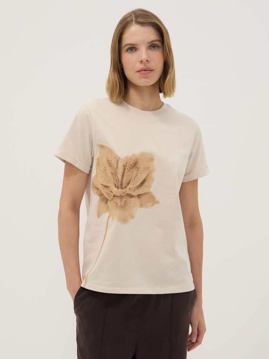 T-shirt beige in puro cotone con girocollo e stampa floreale regular fit_1