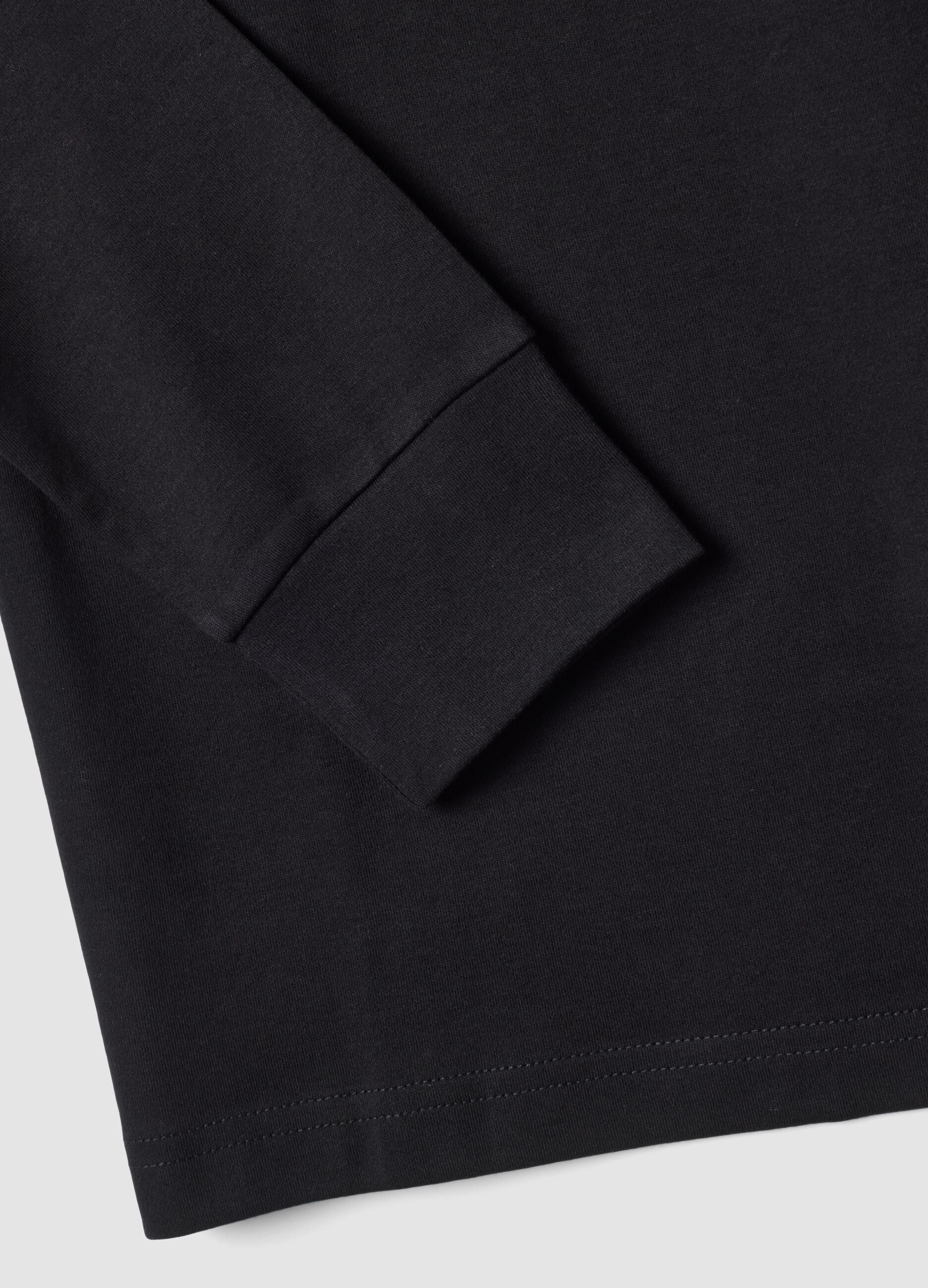 T-shirt nera in puro cotone con dolcevita
