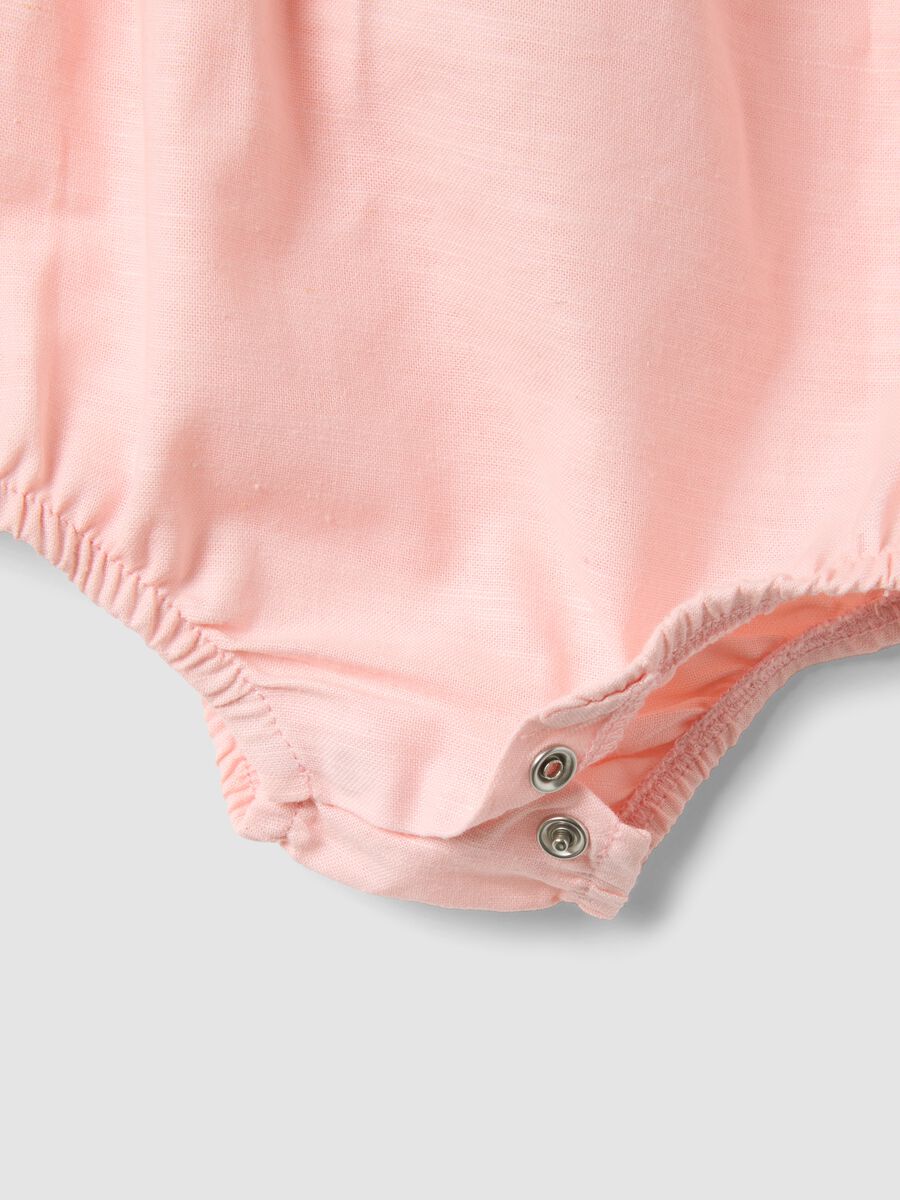Pink and white organic cotton romper with classic collar_2