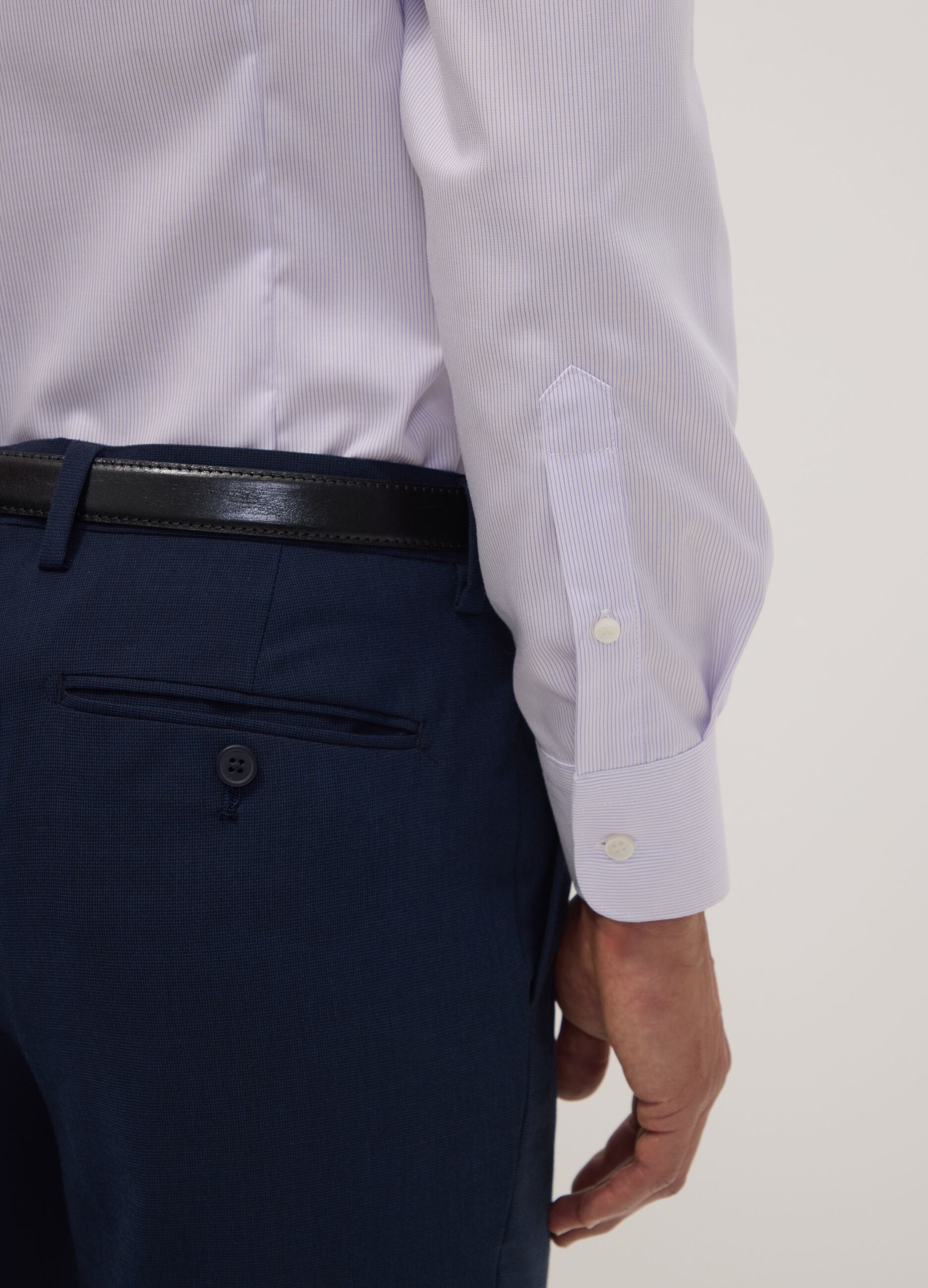 Camisa branca &agrave;s riscas em algod&atilde;o puro com colarinho franc&ecirc;s, corte slim, n&atilde;o precisa de passar a ferro