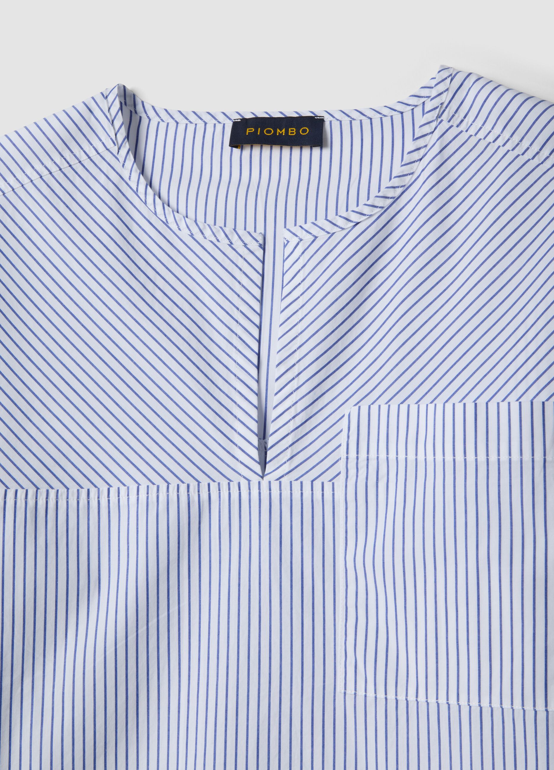 Camisa de puro algod&atilde;o &agrave;s riscas multicolores com corte regular e bolso