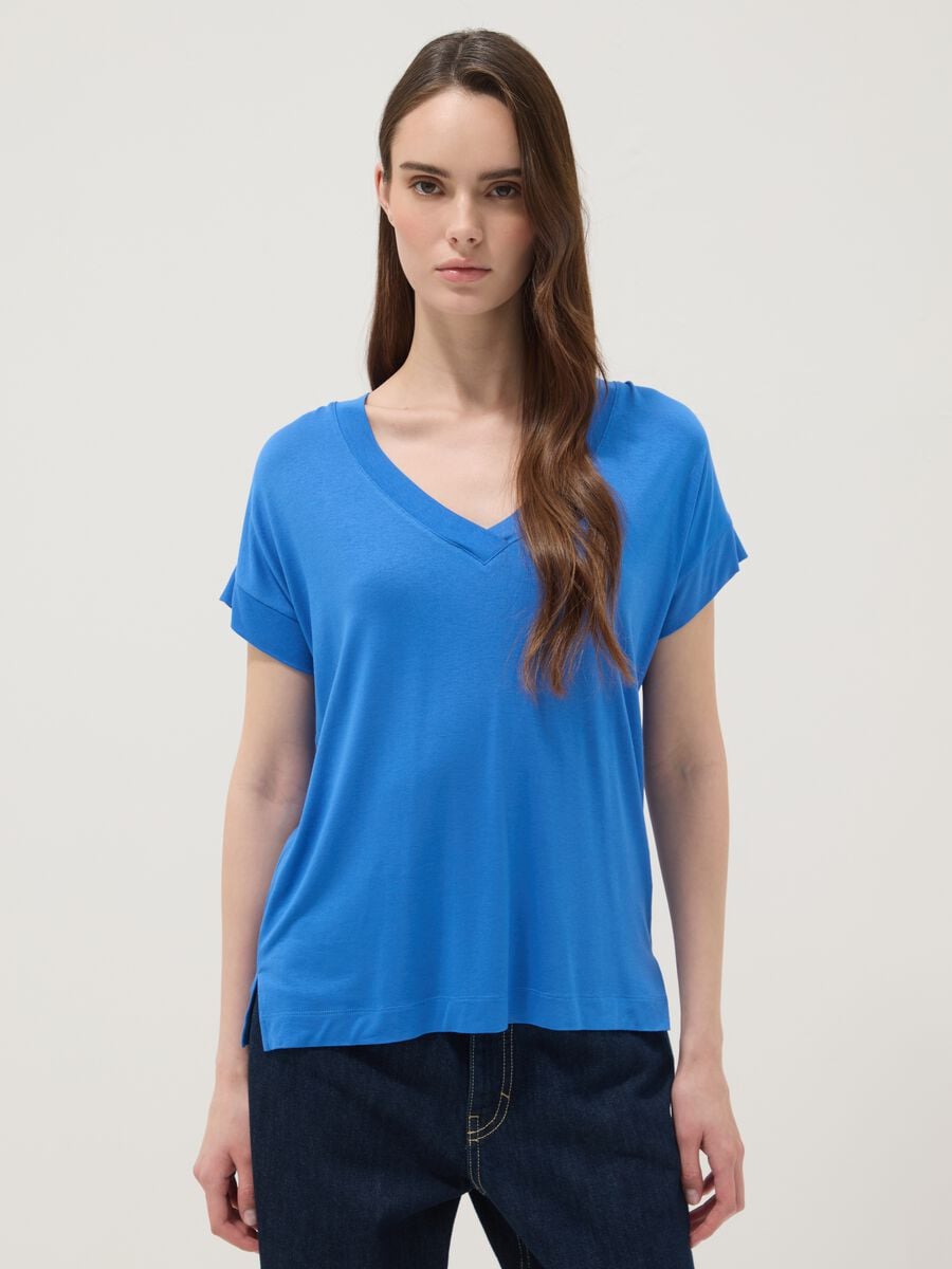 Camiseta azul de viscosa el&aacute;stica con cuello en V_1