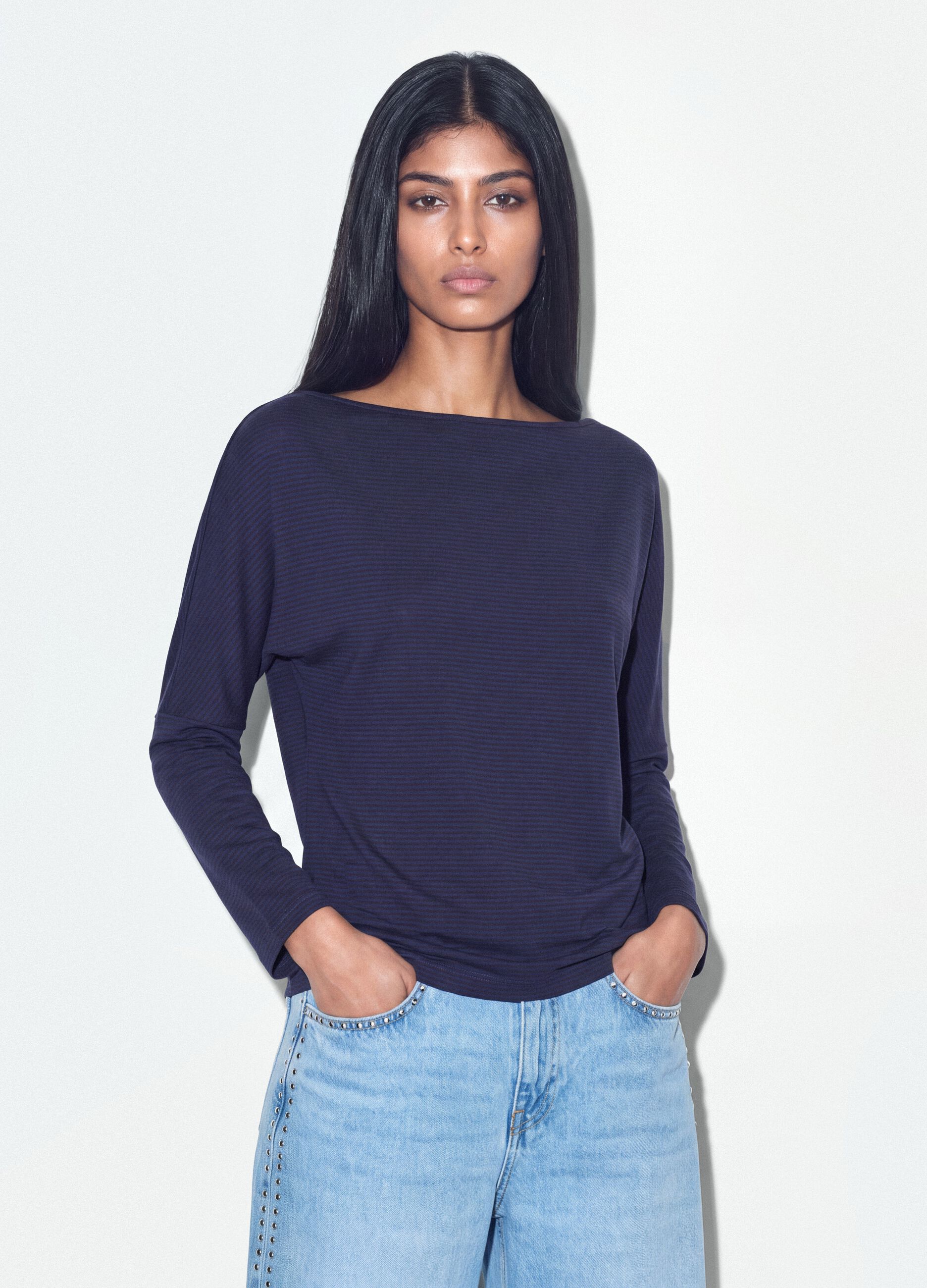 T-shirt blu in viscosa elasticizzata con scollo a barchetta