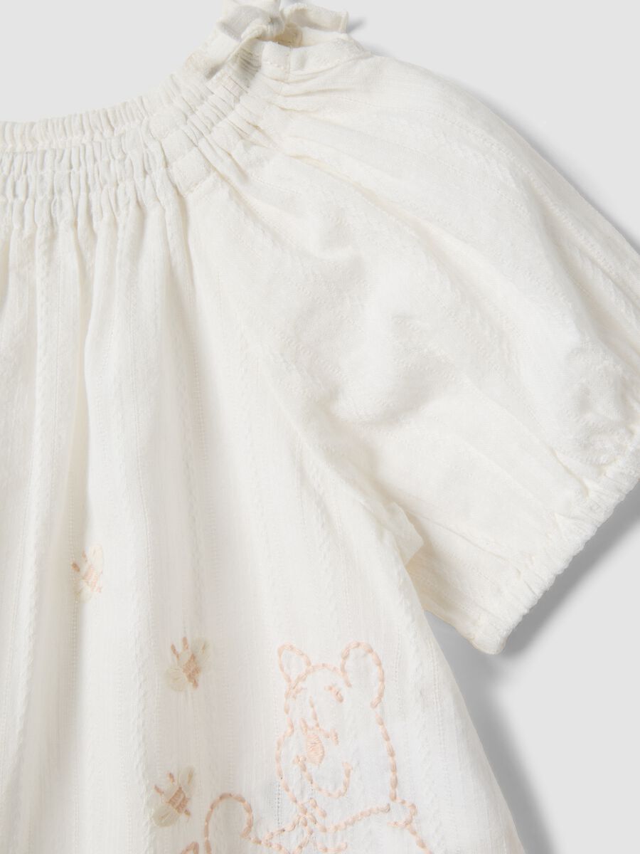 White pure cotton set with embroidered Winnie the Pooh blouse and shorts_2