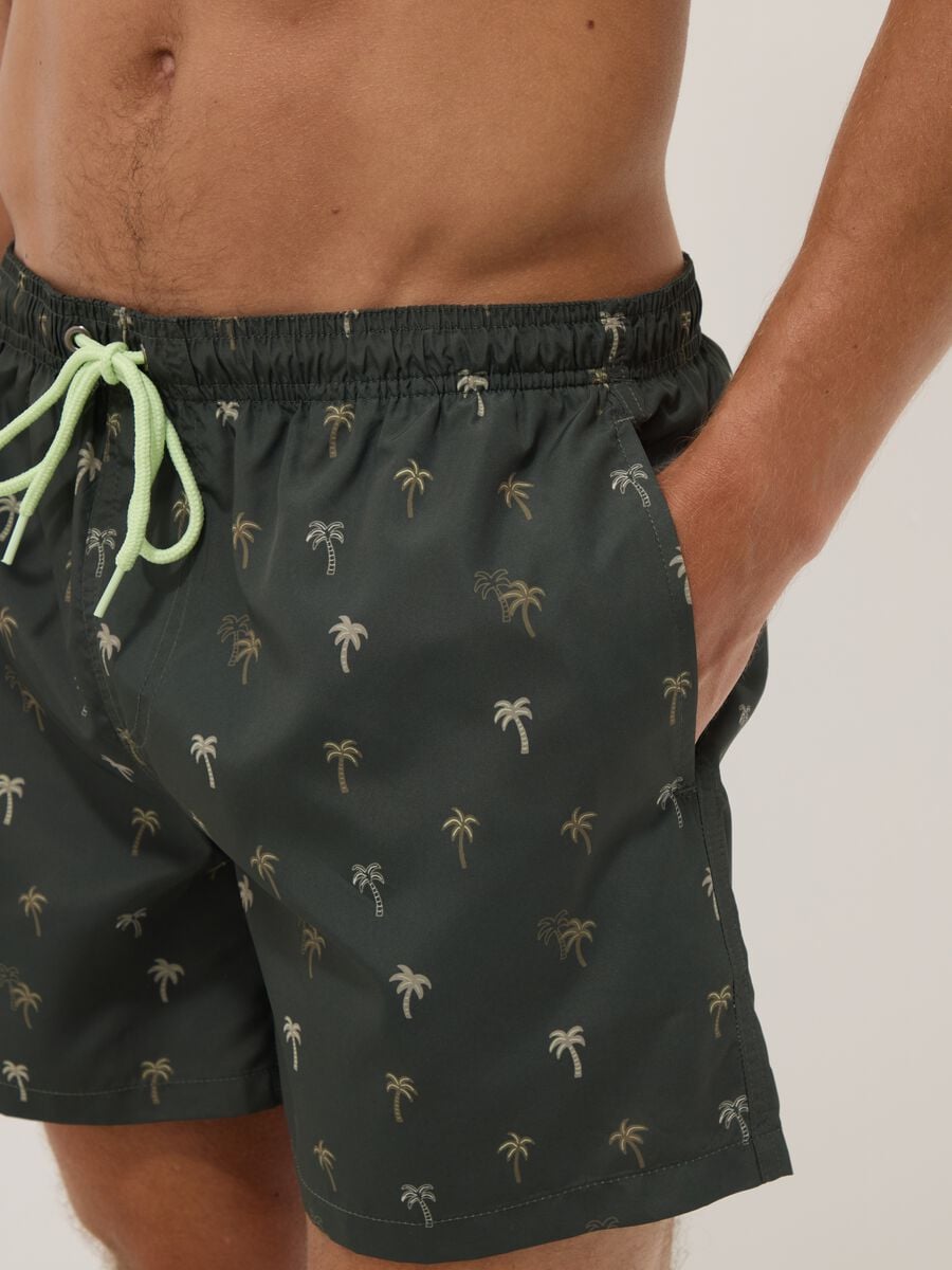 Green boxer swim shorts with palm print_3