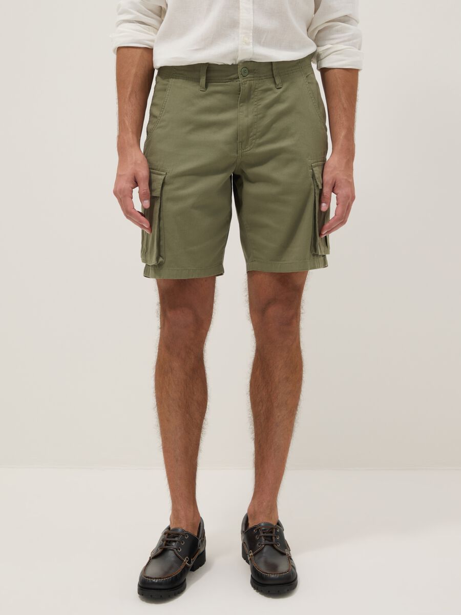 Green cotton cargo shorts in a regular fit_2
