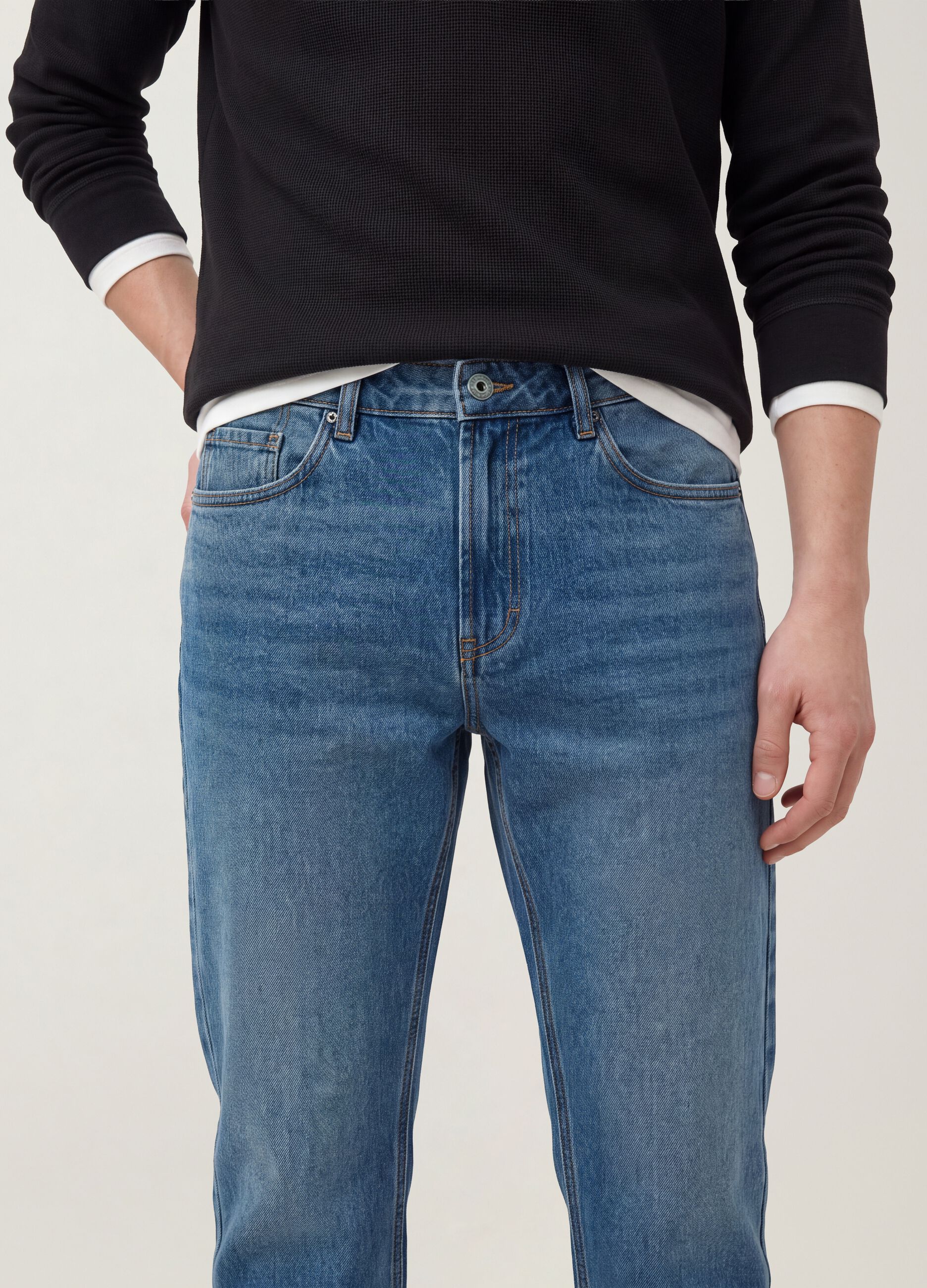 Jeans azuis em ganga de algod&atilde;o puro, corte regular