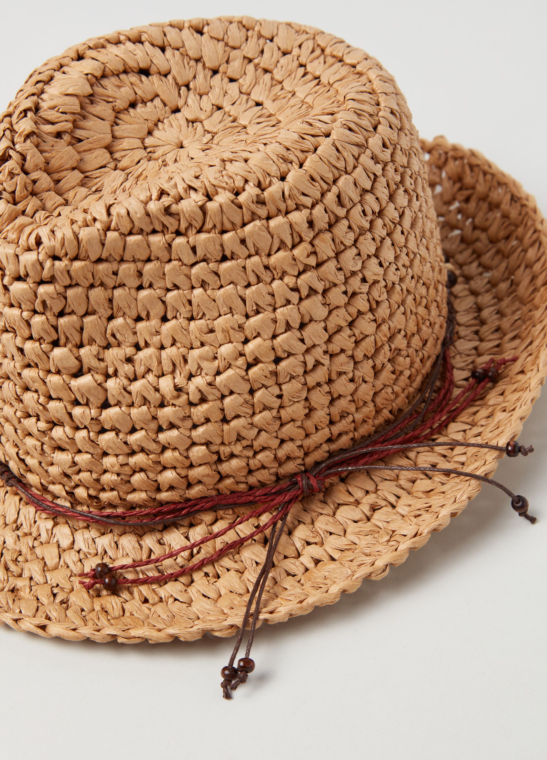 Sombrero de rafia con cuerda