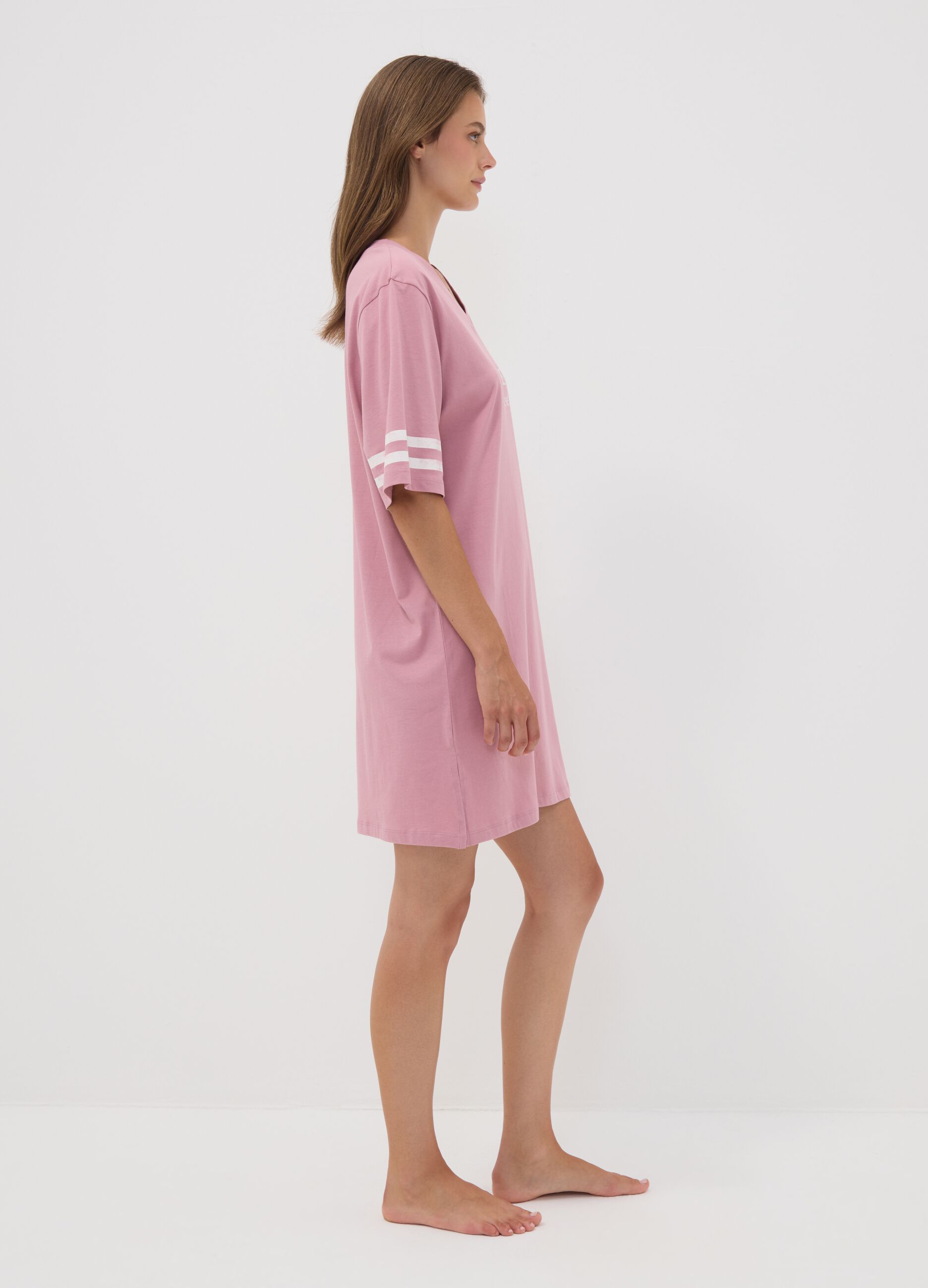 Camicia da notte rosa in puro cotone organico con scollo a V con stampa