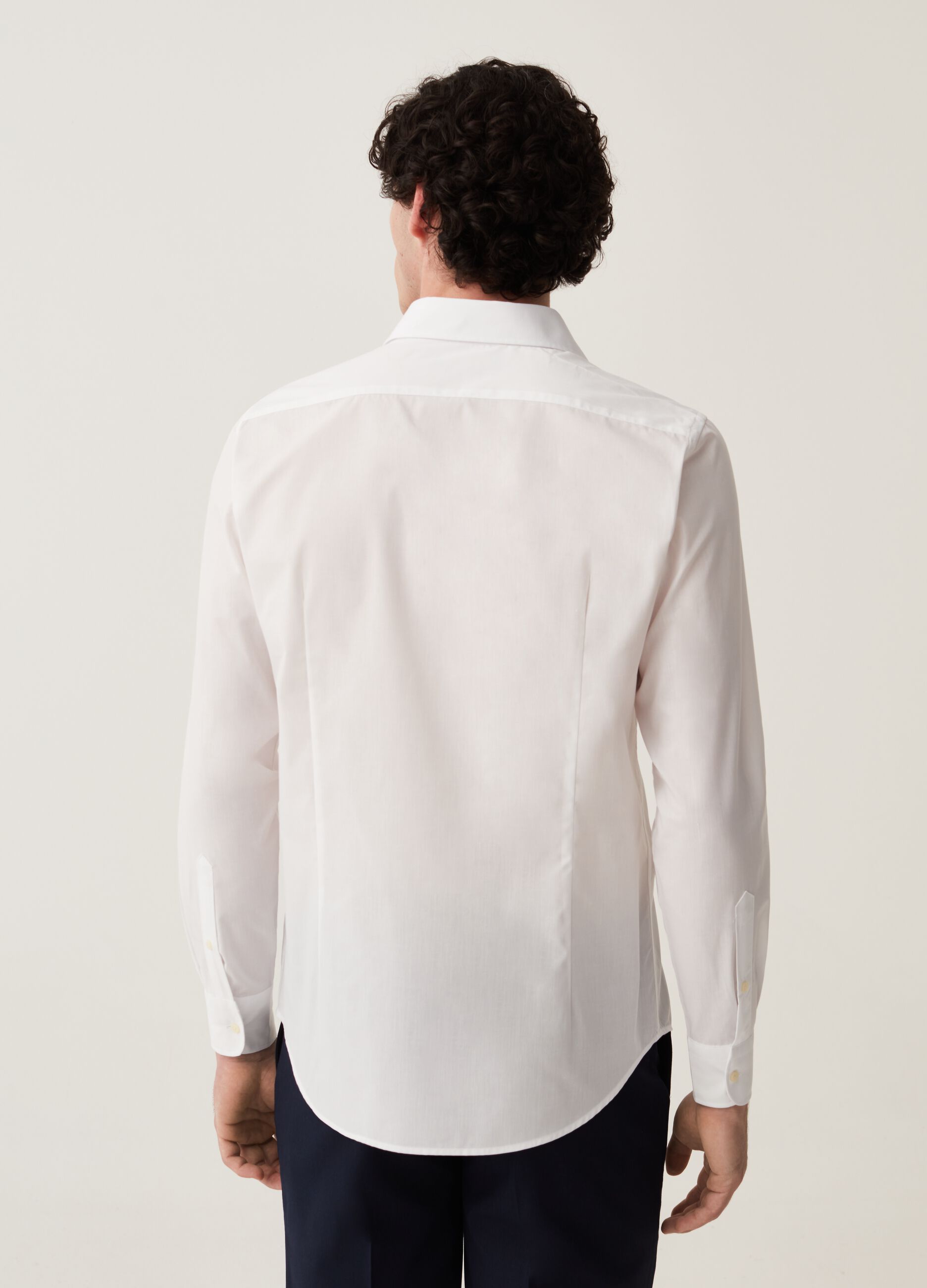 Camisa slim fit de algodón planchado fácil