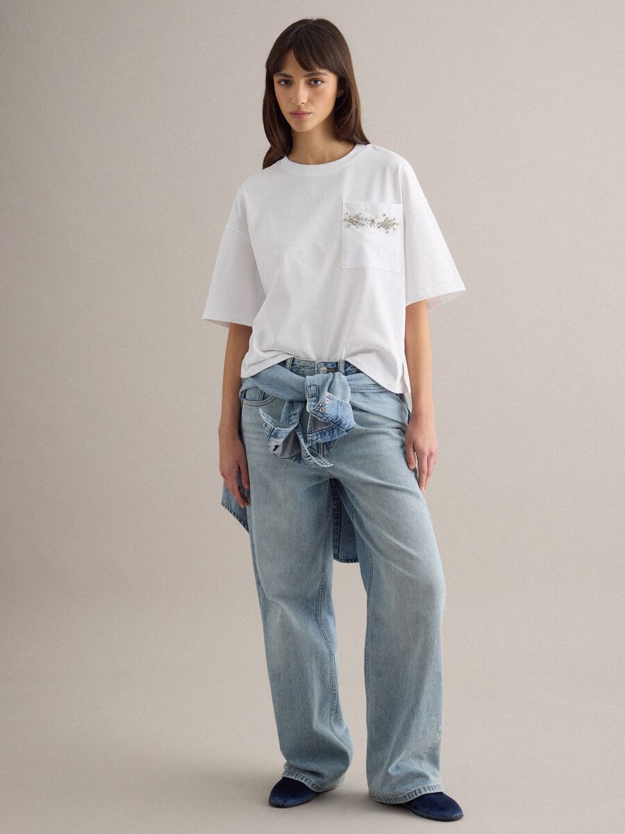 White cotton blend relaxed fit T-shirt with decorative pocket_2