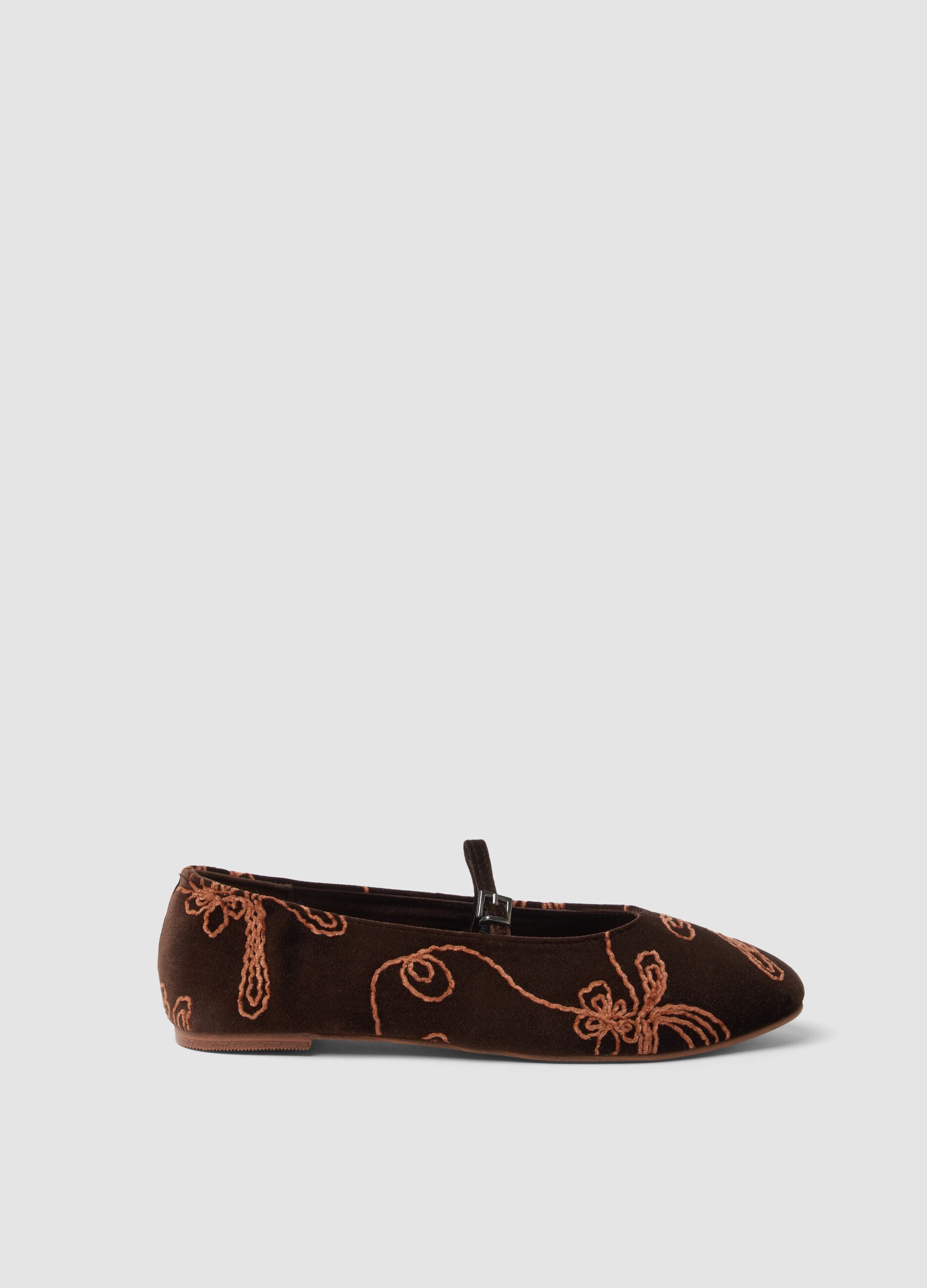 Brown ballerina flats with strap and floral embroidery