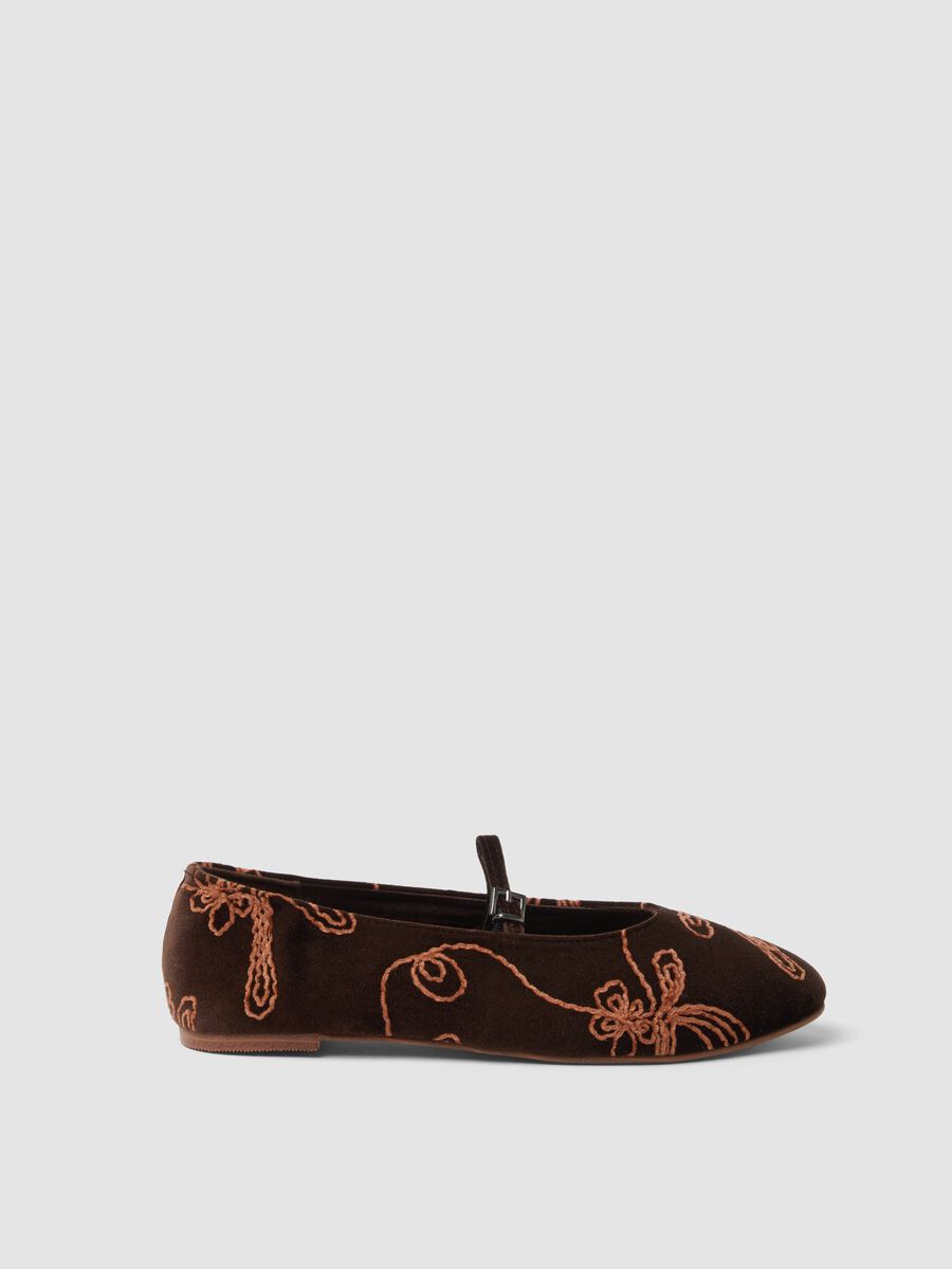 Brown ballerina flats with strap and floral embroidery_0