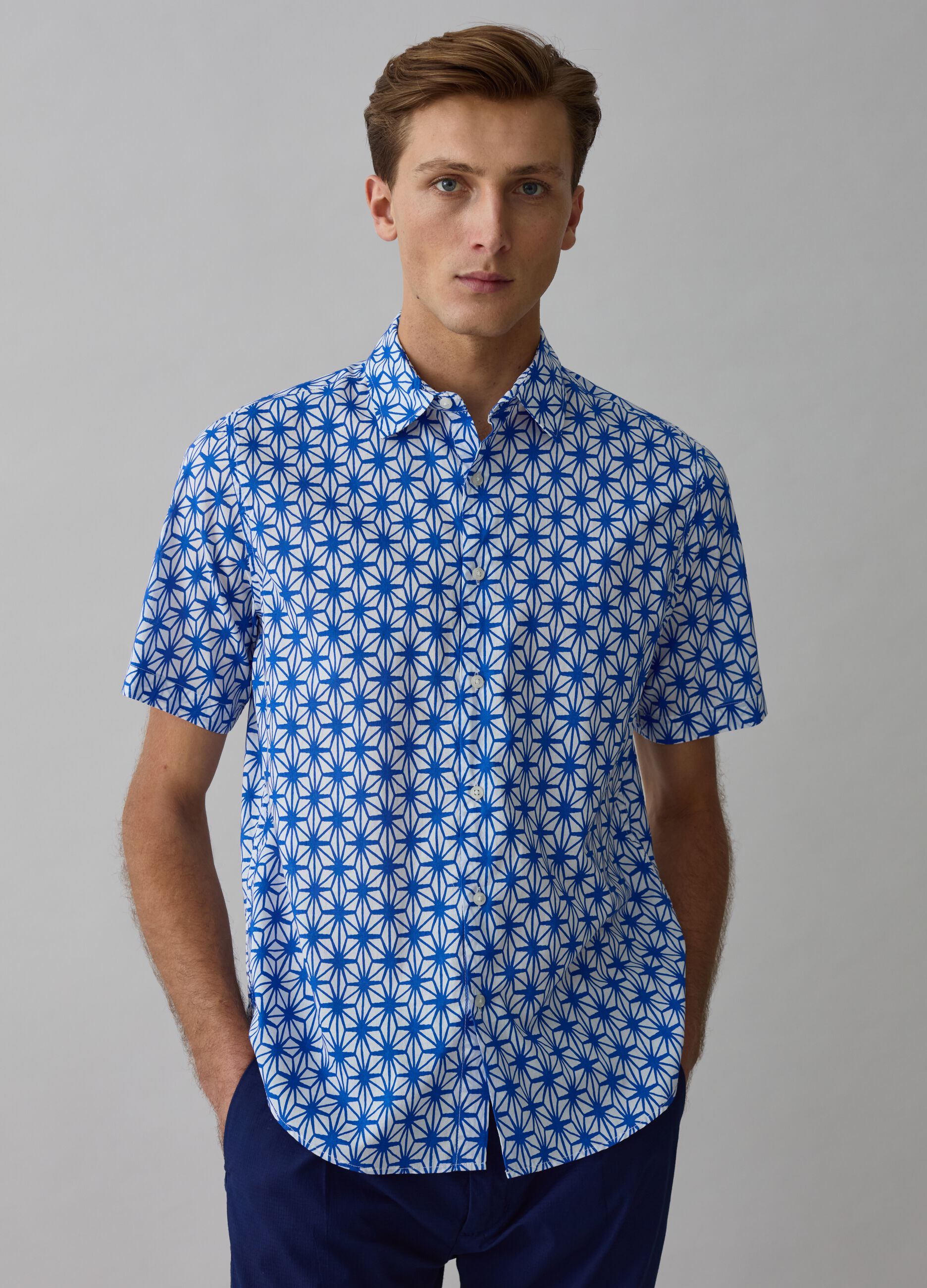 Short-sleeved shirt with geometric print