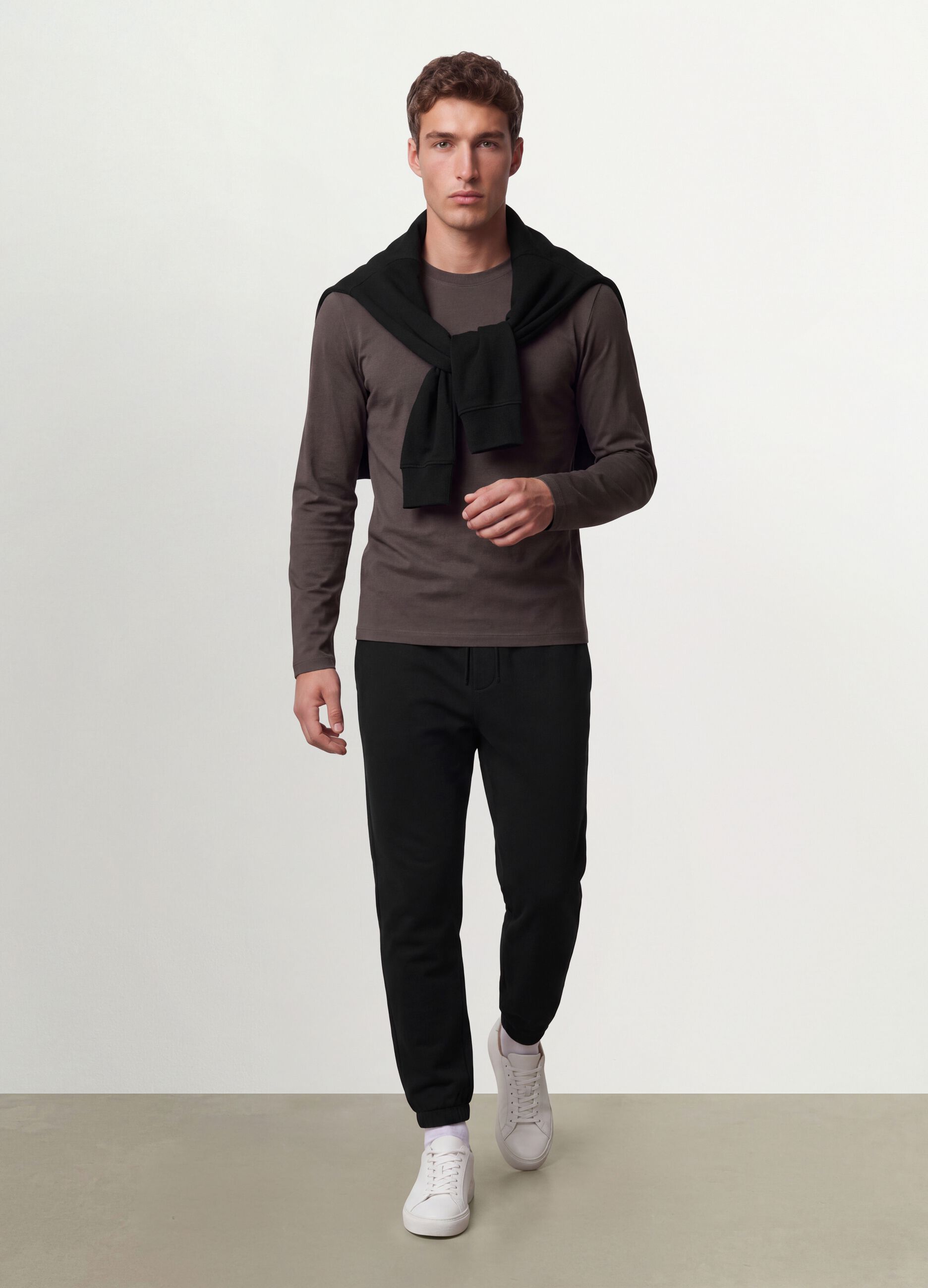 Graues Herren-Langarmshirt aus 100 % Bio-Baumwolle mit Rundhalsausschnitt