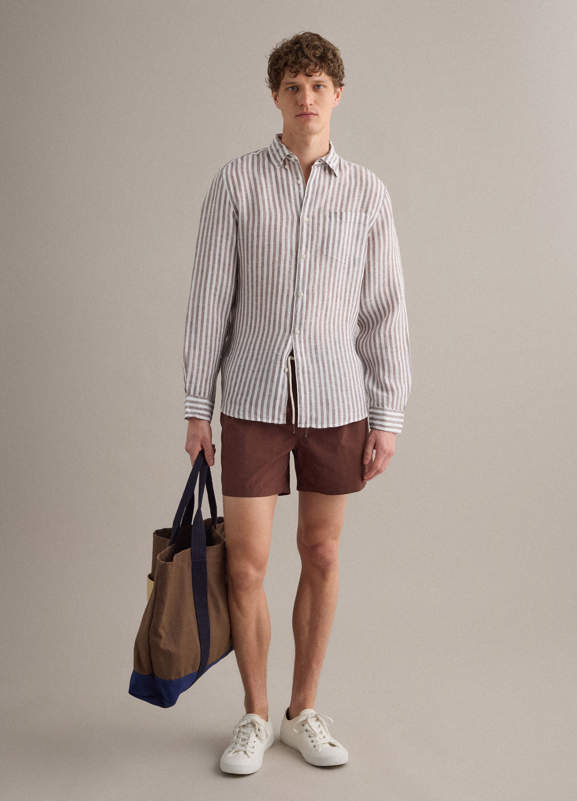 Braune Badeshorts mit elastischem Bund und Kordelzug