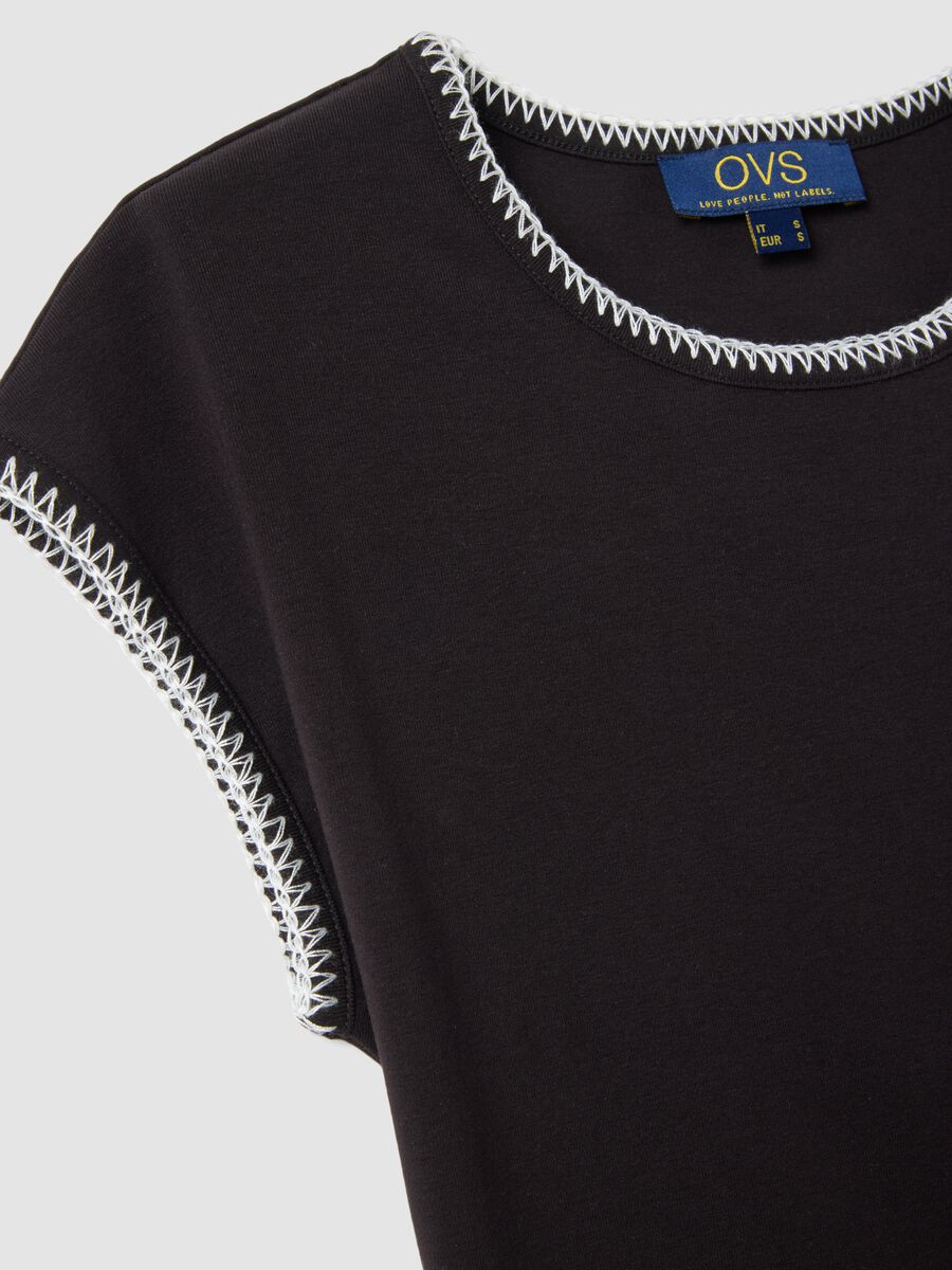 Schwarzes T-Shirt aus elastischem Baumwollstoff im regul&auml;ren Schnitt mit N&auml;hten_5