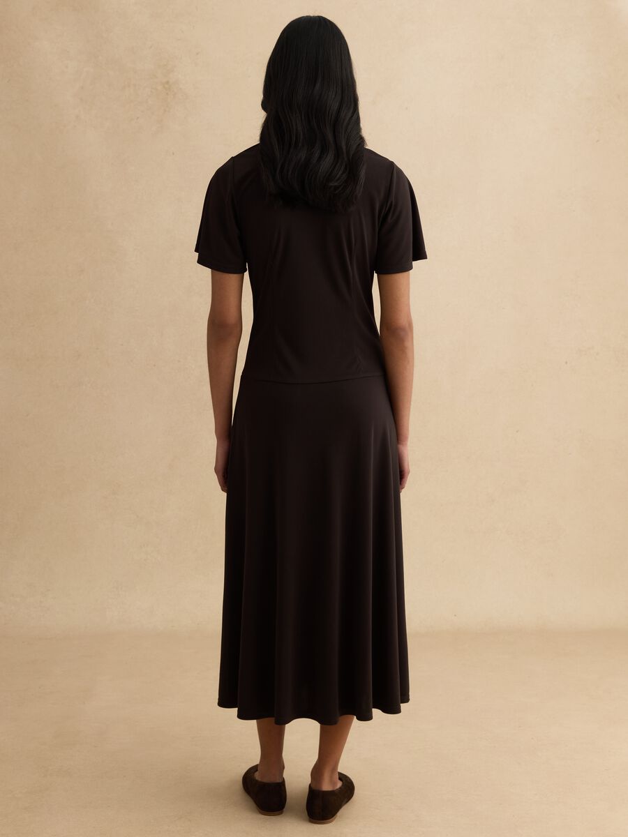 Abito nero con scollo a V arricciato_2