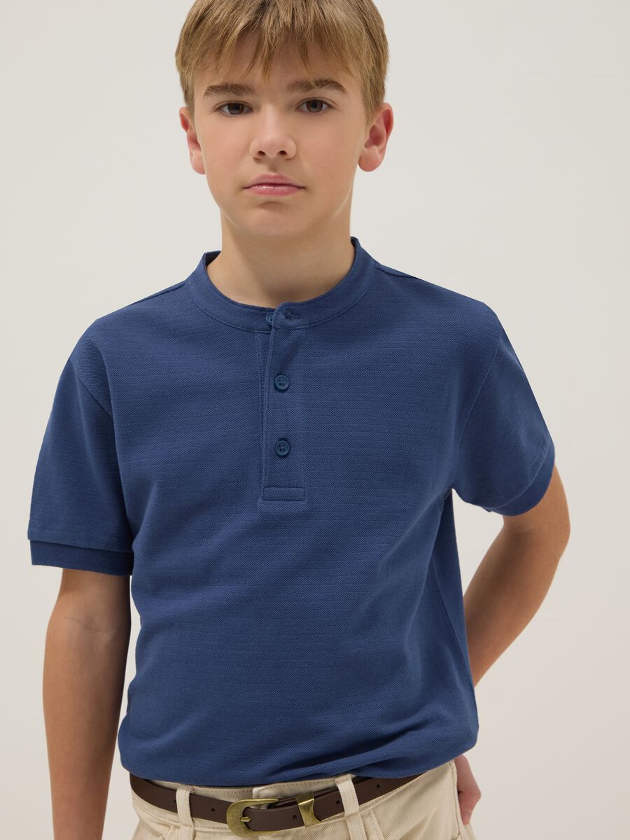 Blaues Jungen-Poloshirt aus reiner Baumwolle im Regular Fit mit Stehkragen_2