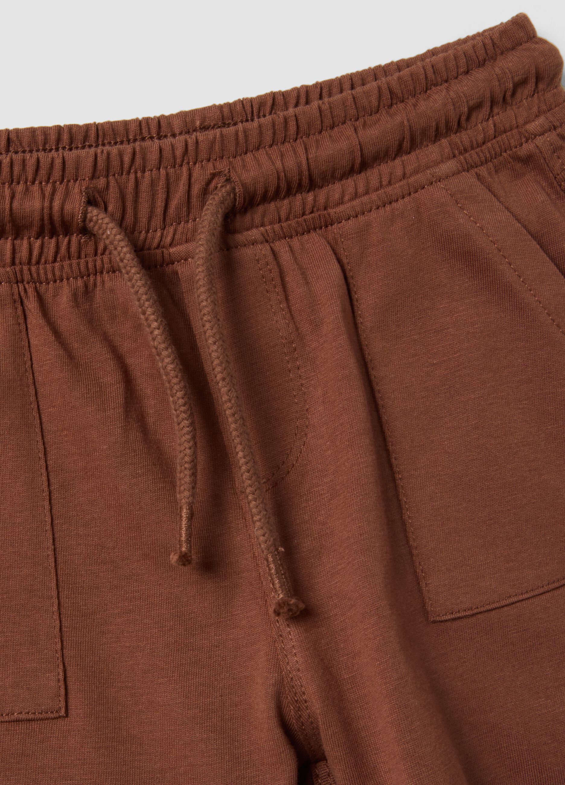 Conjunto amarelo e castanho em algod&atilde;o puro com top e cal&ccedil;&otilde;es para beb&eacute; menino, corte regular