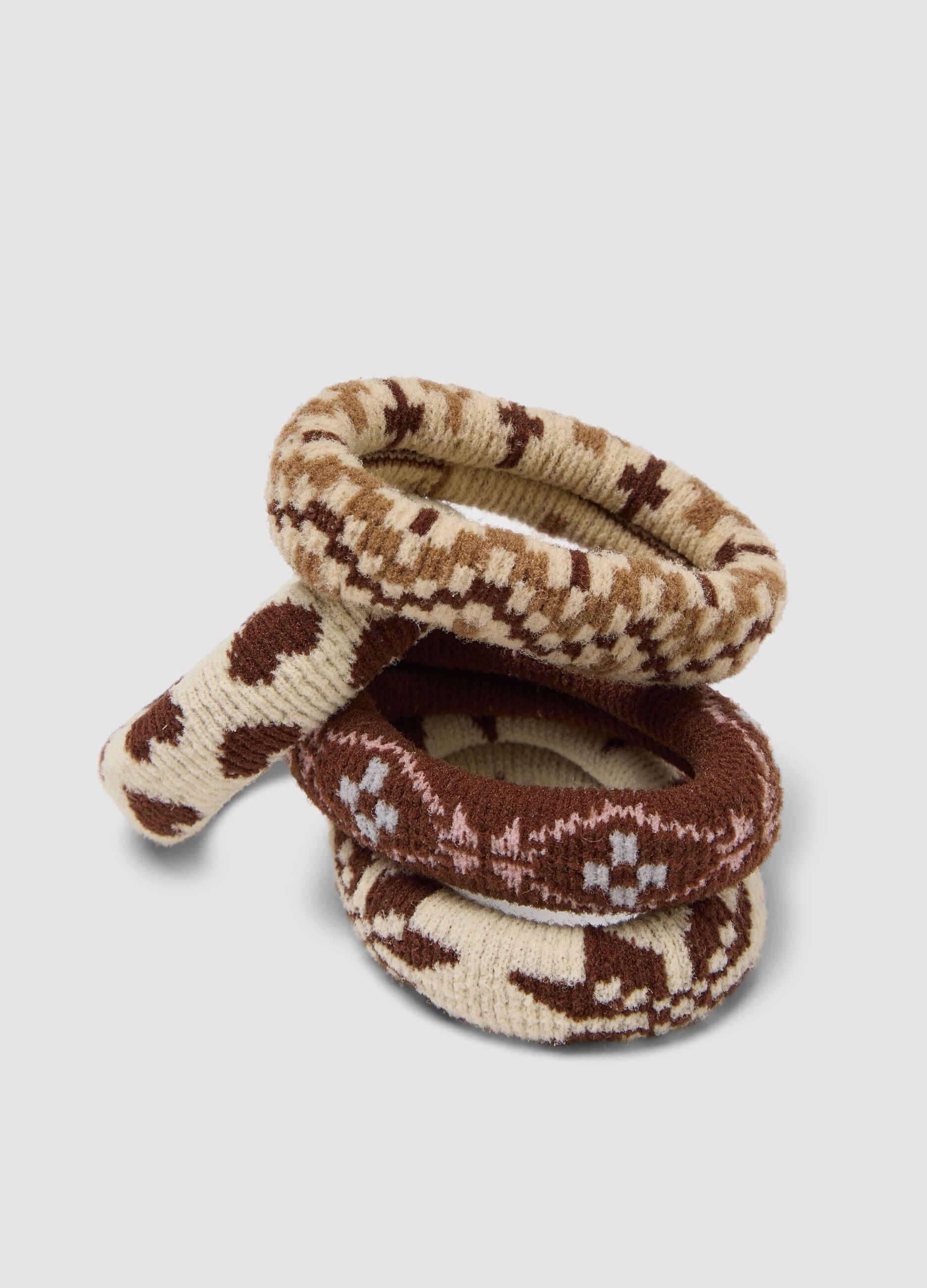 Conjunto de el&aacute;sticos bege com padr&atilde;o jacquard