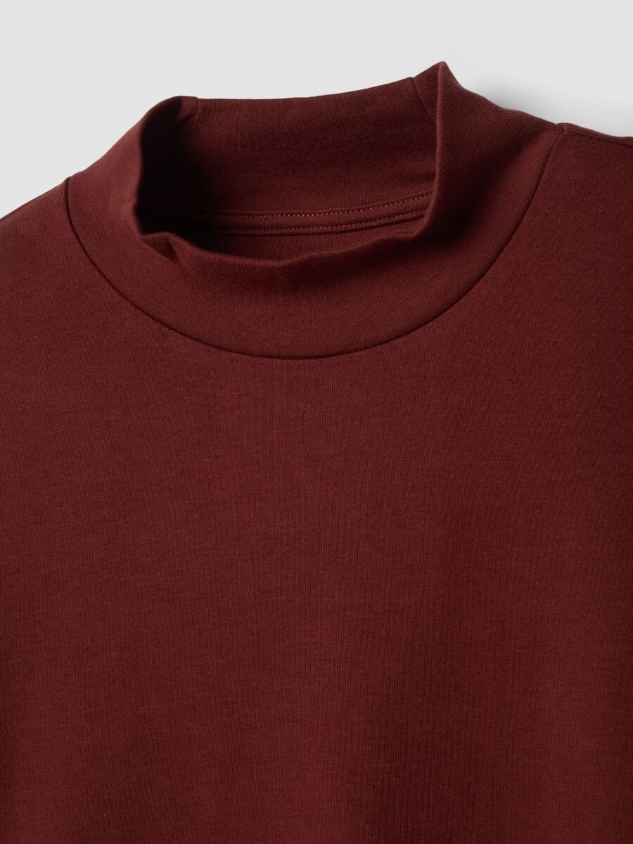 T-shirt marrone in puro cotone con collo rialzato strutturato_1