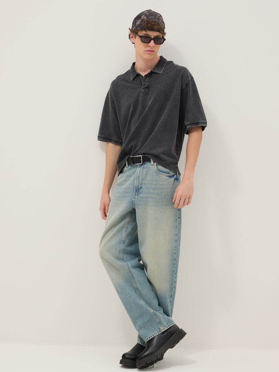 Schwarzes Polo aus reiner Baumwolle mit normaler Passform, kurz&auml;rmelig_2