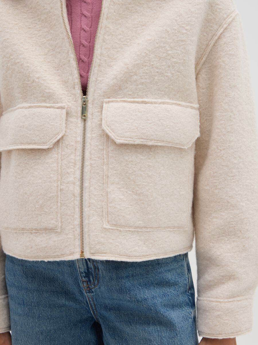 Chaqueta blanca corte regular con cremallera_3