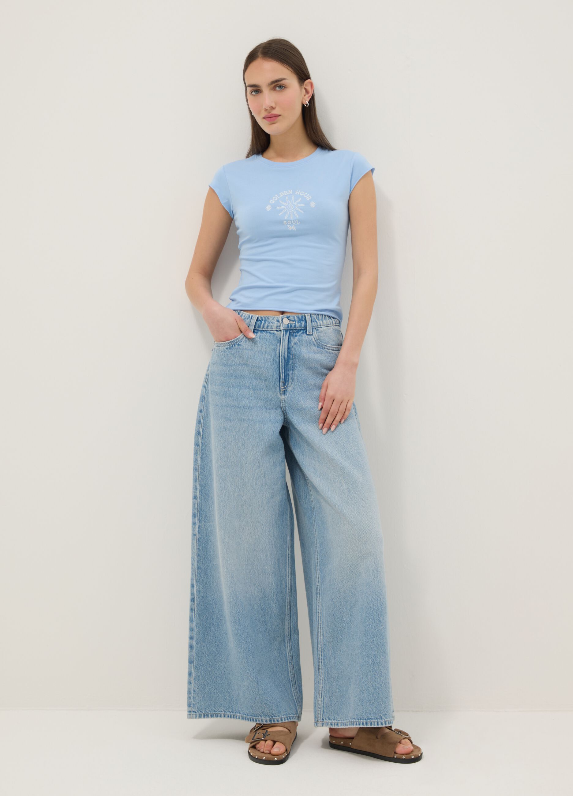 Blaue, figurbetonte T-Shirt aus Stretch-Baumwolle mit Print