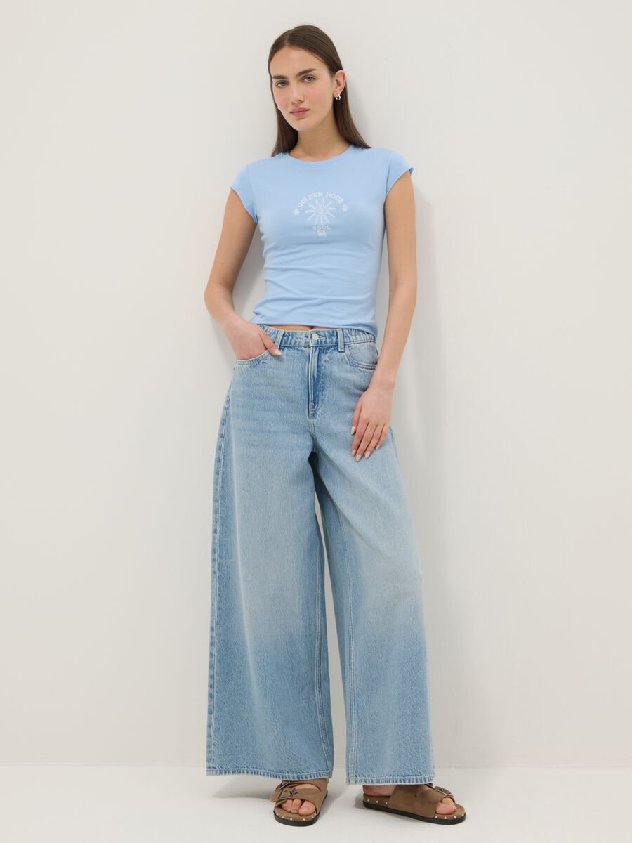 Blaue, figurbetonte T-Shirt aus Stretch-Baumwolle mit Print_2