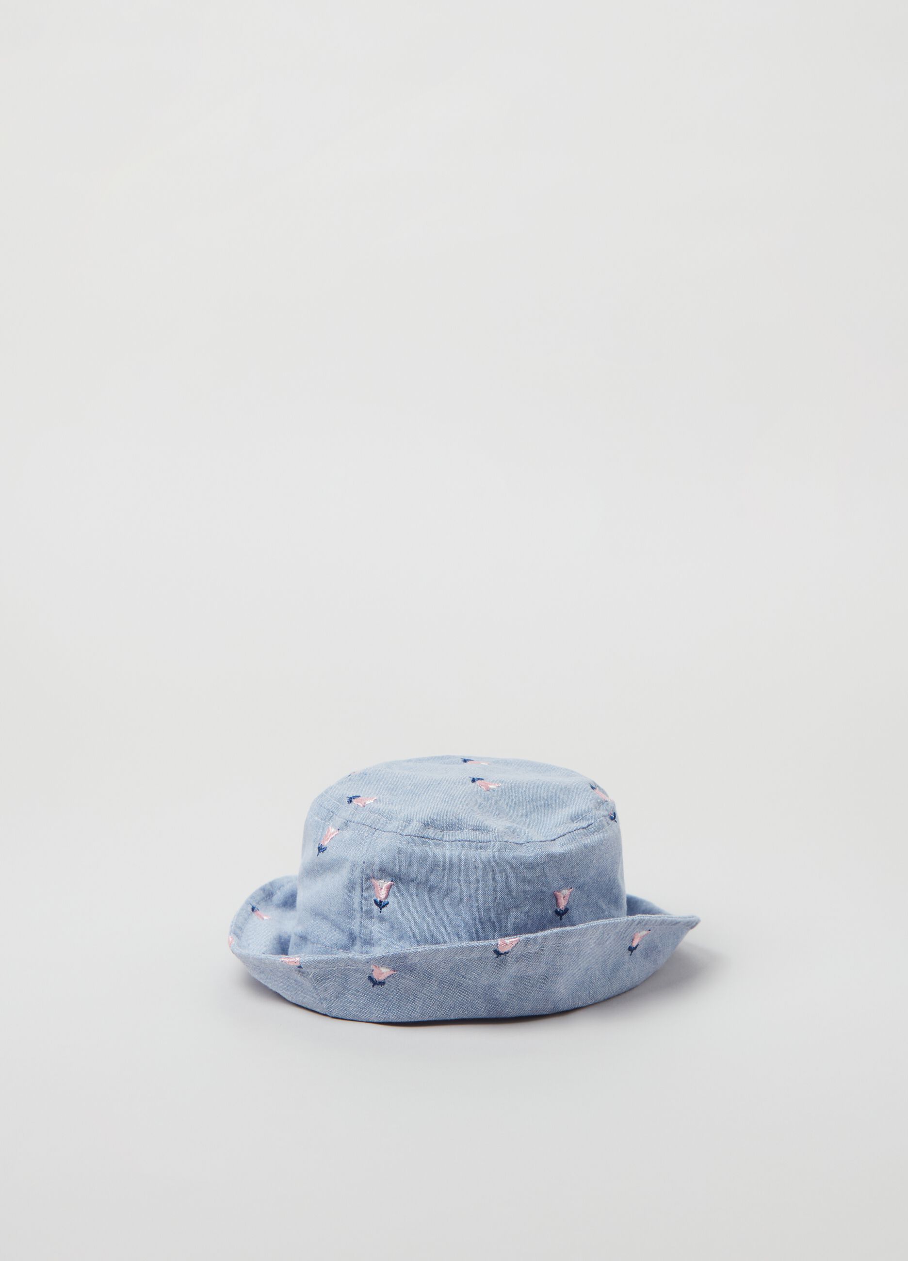 Sombrero de denim con bordado florecitas
