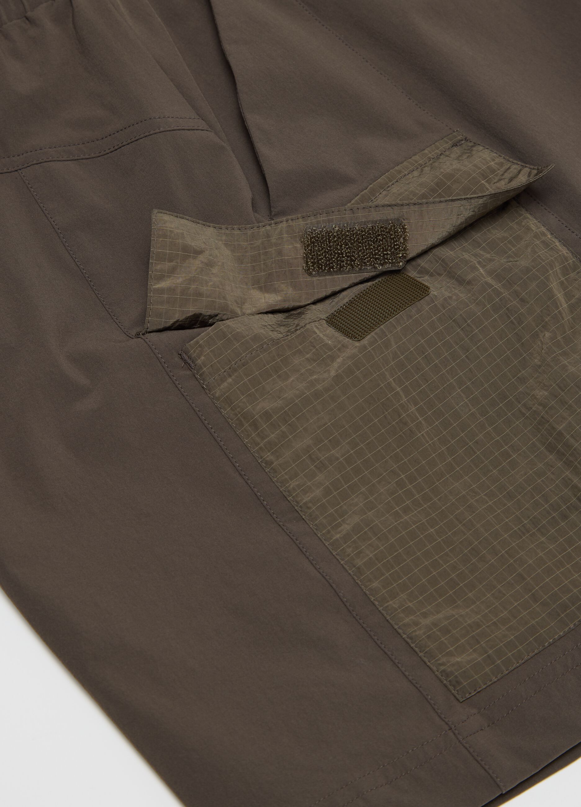 Braune Fitness-Shorts mit Netz-Eins&auml;tzen