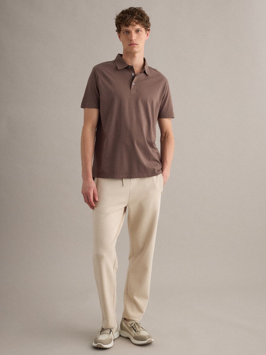 Braunes Poloshirt mit kurzen &Auml;rmeln aus reiner Baumwolle, Regular Fit_2