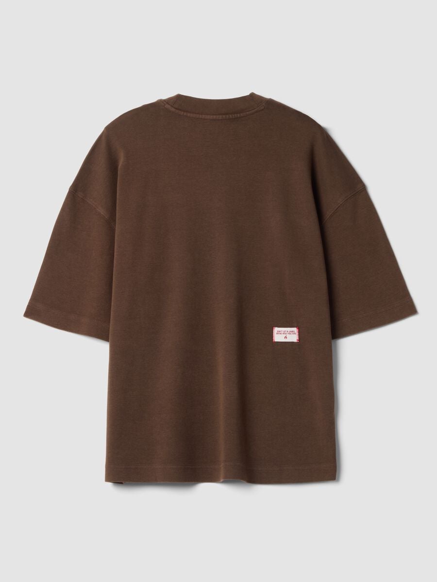 Braunes T-Shirt aus reiner Baumwolle mit Rundhalsausschnitt im Boxy Fit_6