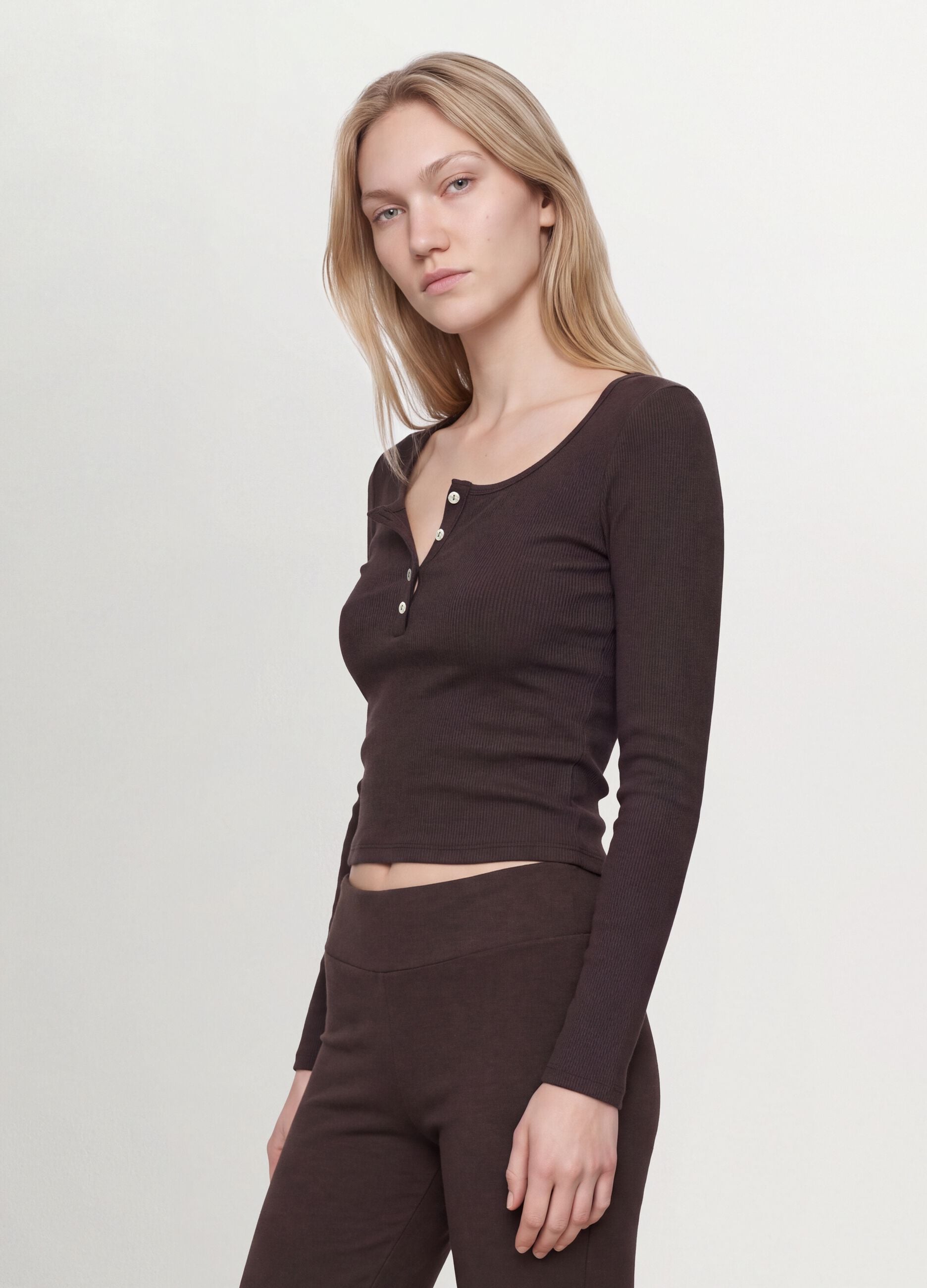T-shirt marrone in viscosa elasticizzata con girocollo
