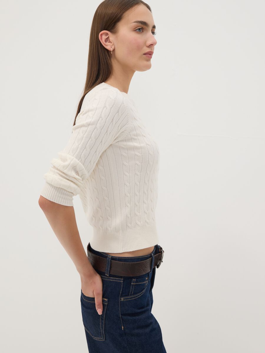 Camisola branca de gola redonda com tran&ccedil;as, corte regular_2