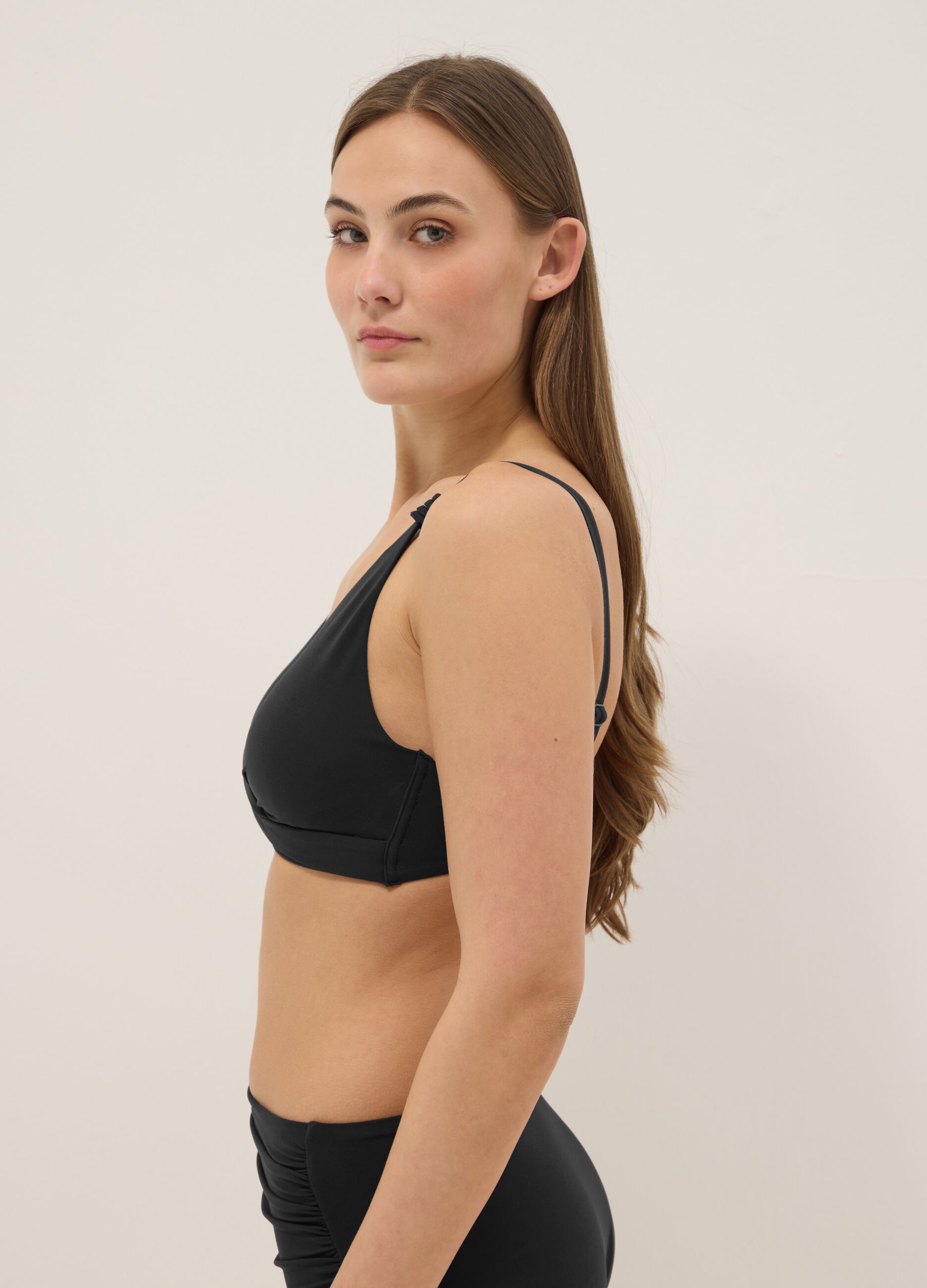 Top de bikini triangular negro de tejido el&aacute;stico con efecto moldeador