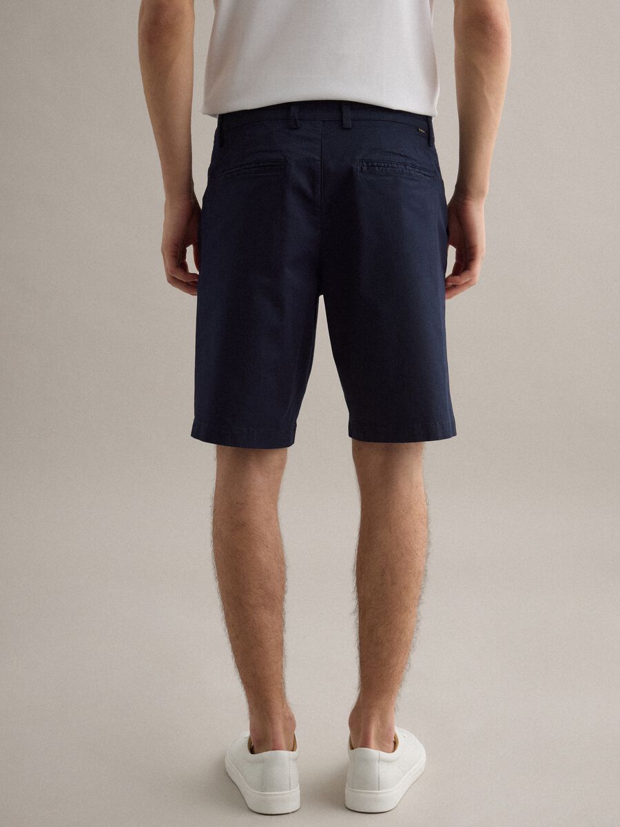 Blue stretch cotton chino shorts, regular fit_2